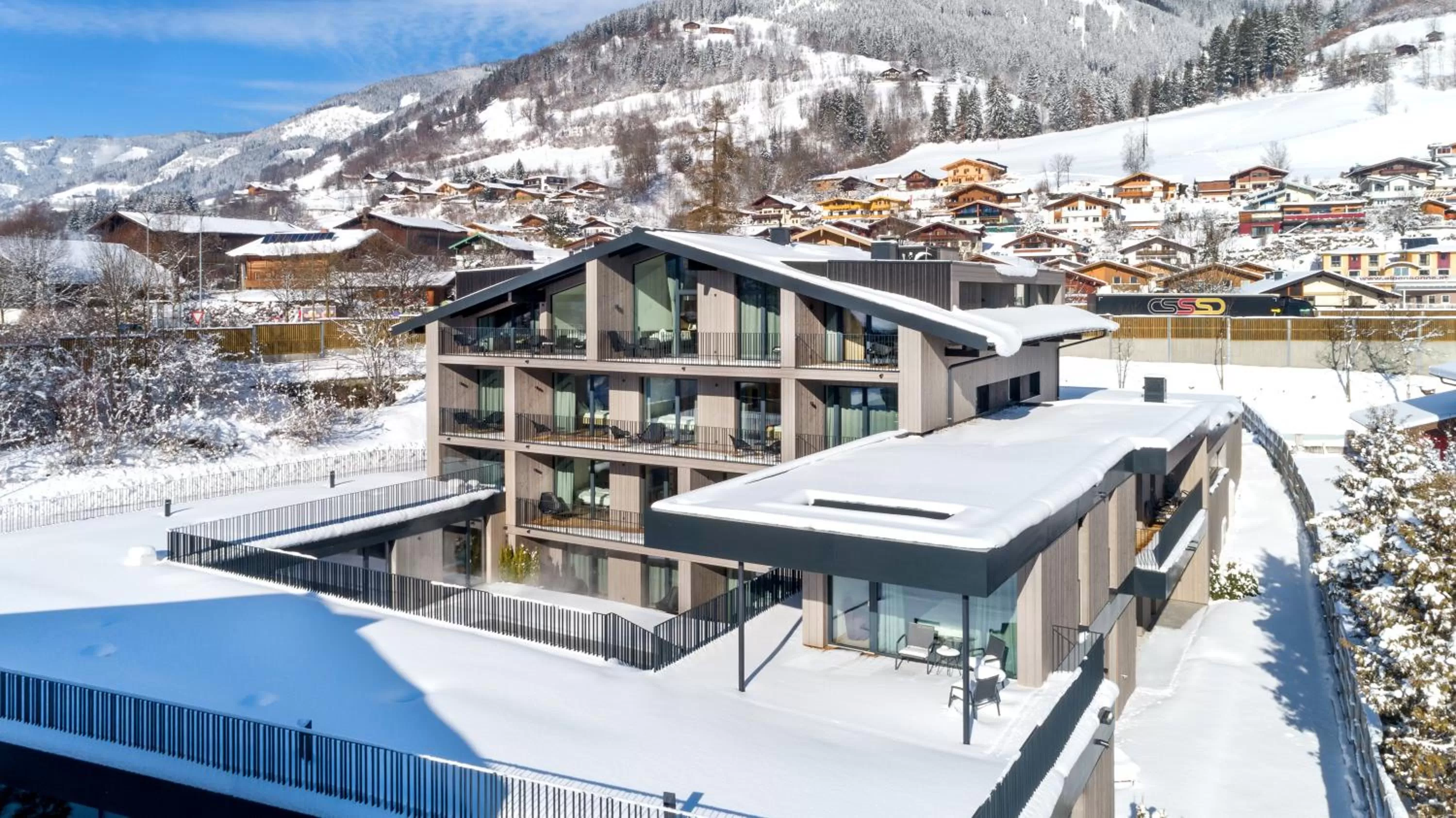 Property building in Emma Deluxe Aparthotel direkt beim Skibus