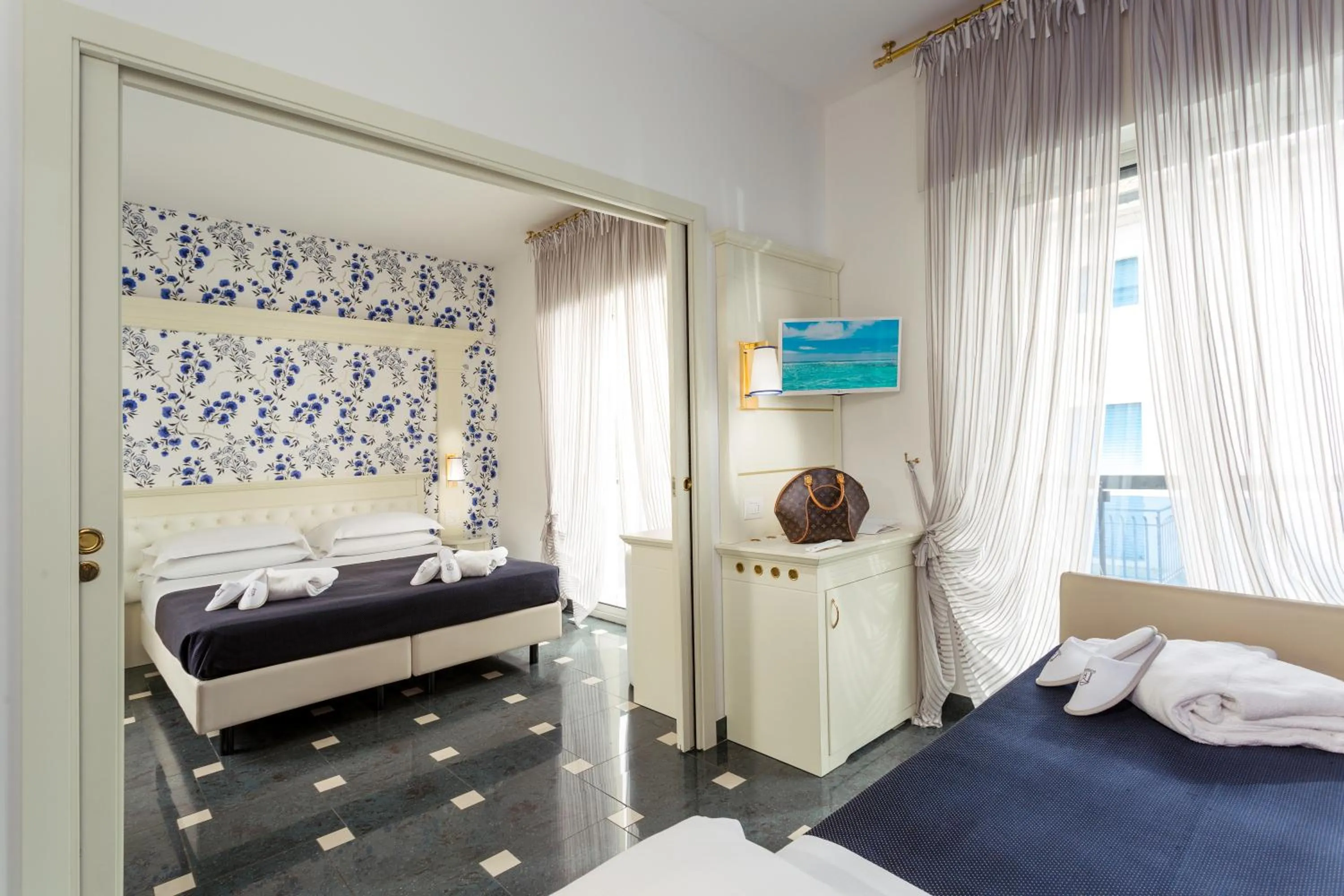 Coffee/tea facilities, Bed in Hotel Feldberg