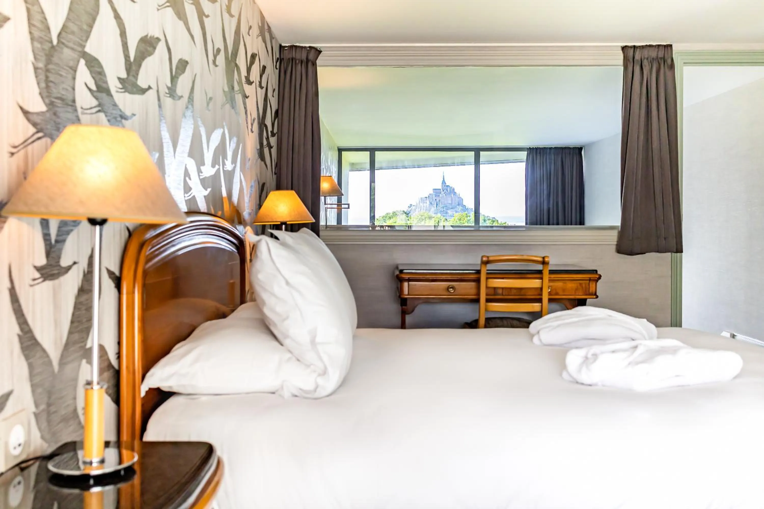 View (from property/room), Bed in Le Relais Saint Michel