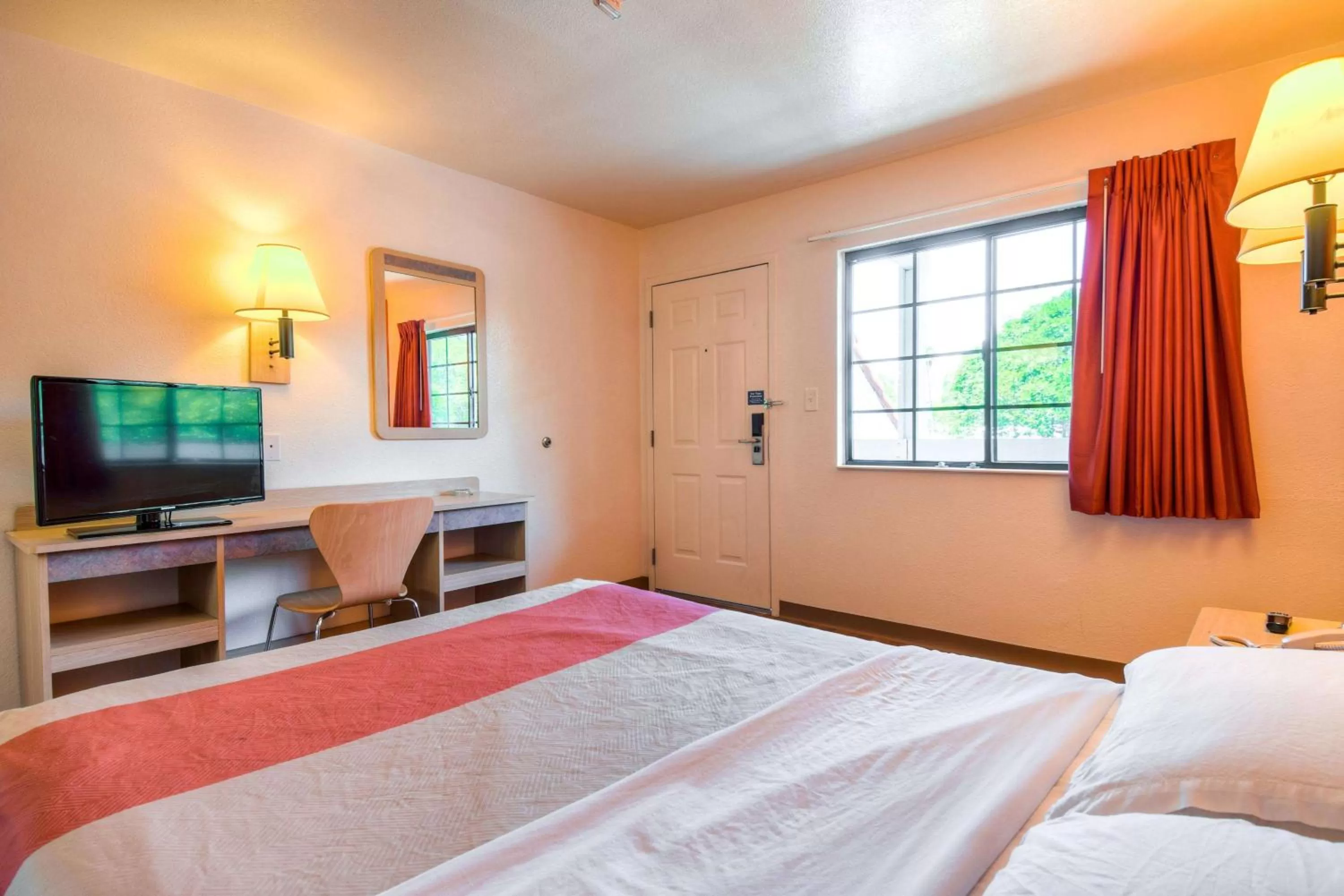 TV and multimedia, Bed in Motel 6-Pomona, CA - Los Angeles