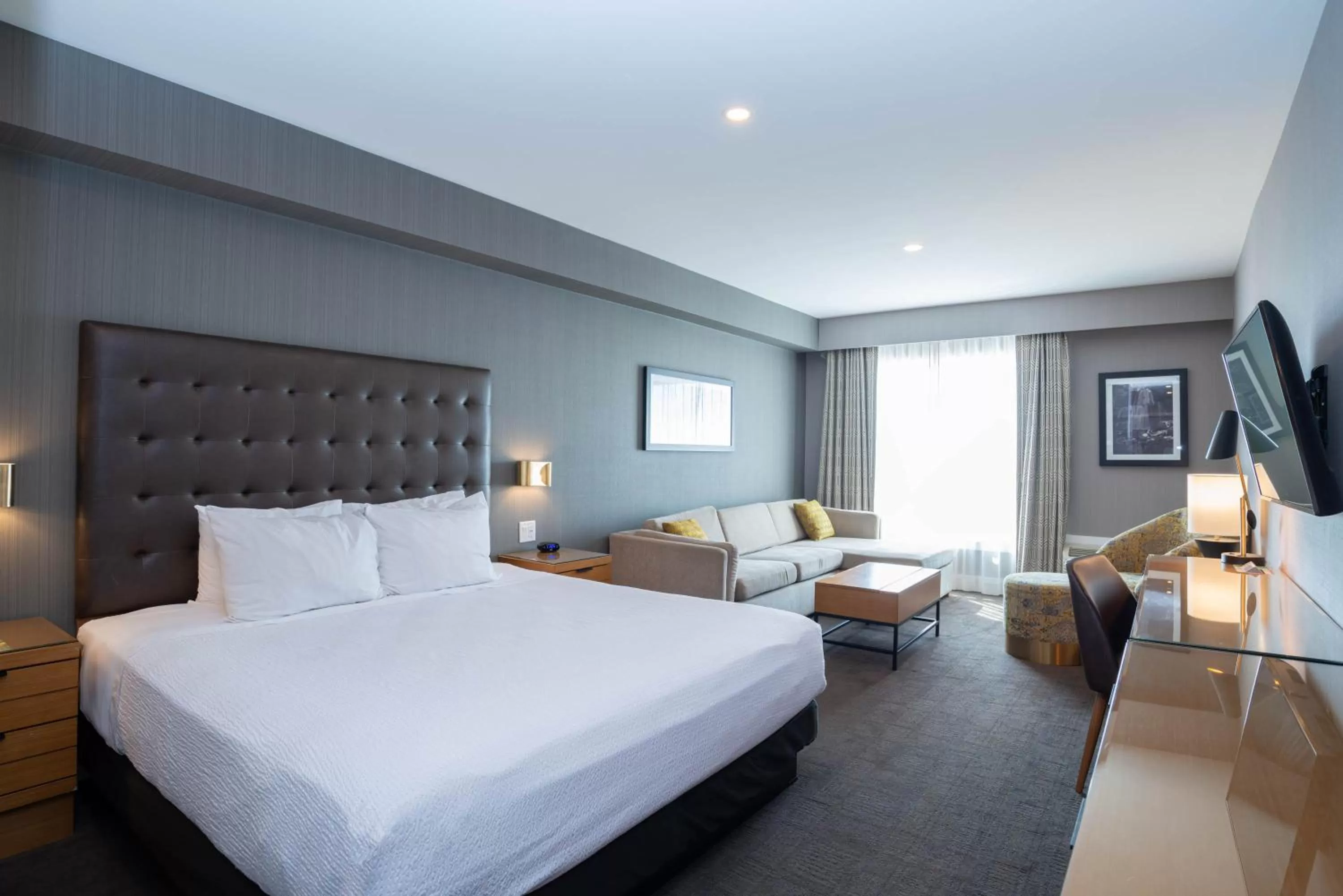 Photo of the whole room, Bed in Sandman Hotel Hamilton