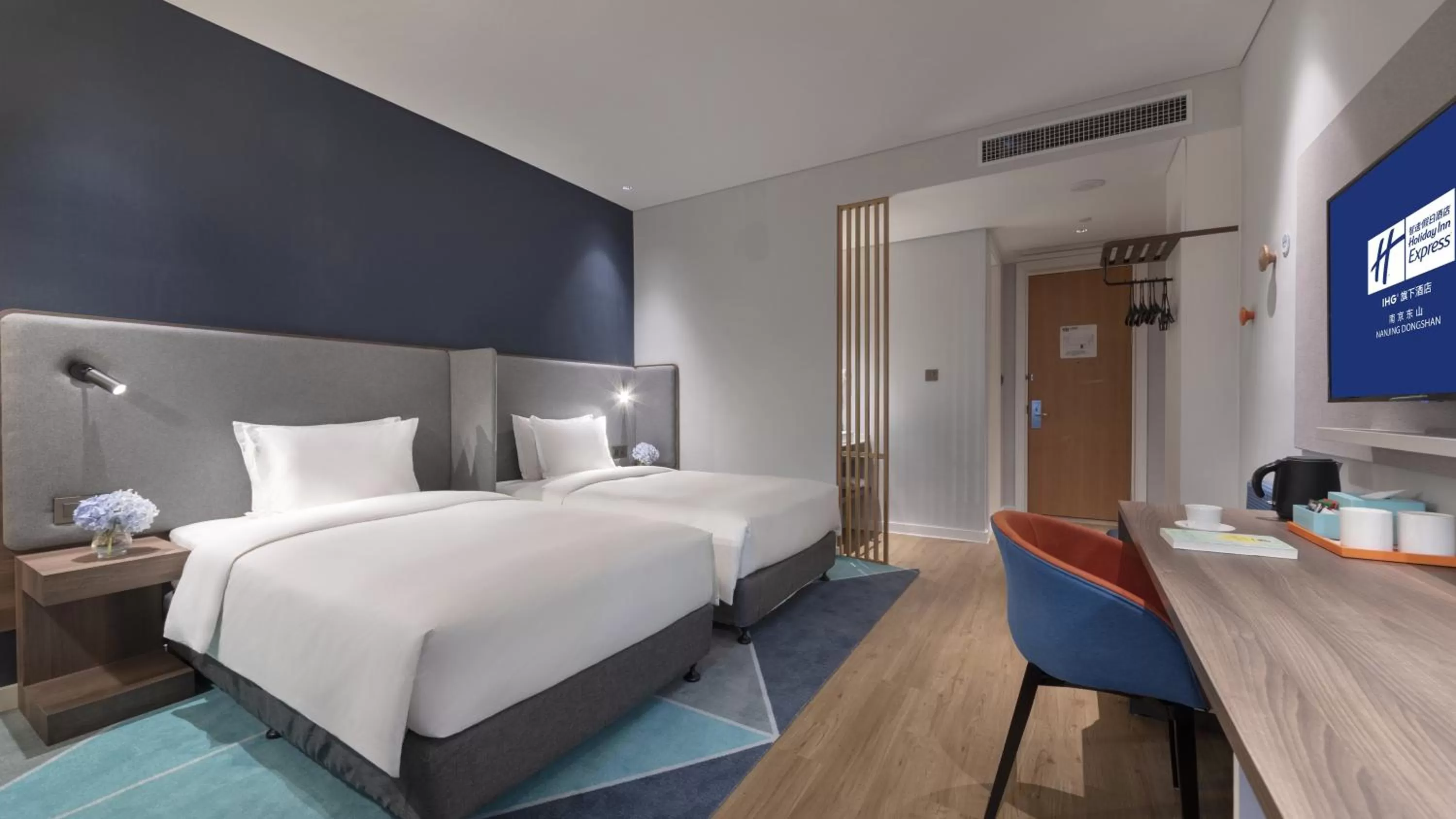 Photo of the whole room, Bed in Holiday Inn Express Nanjing Dongshan, an IHG Hotel