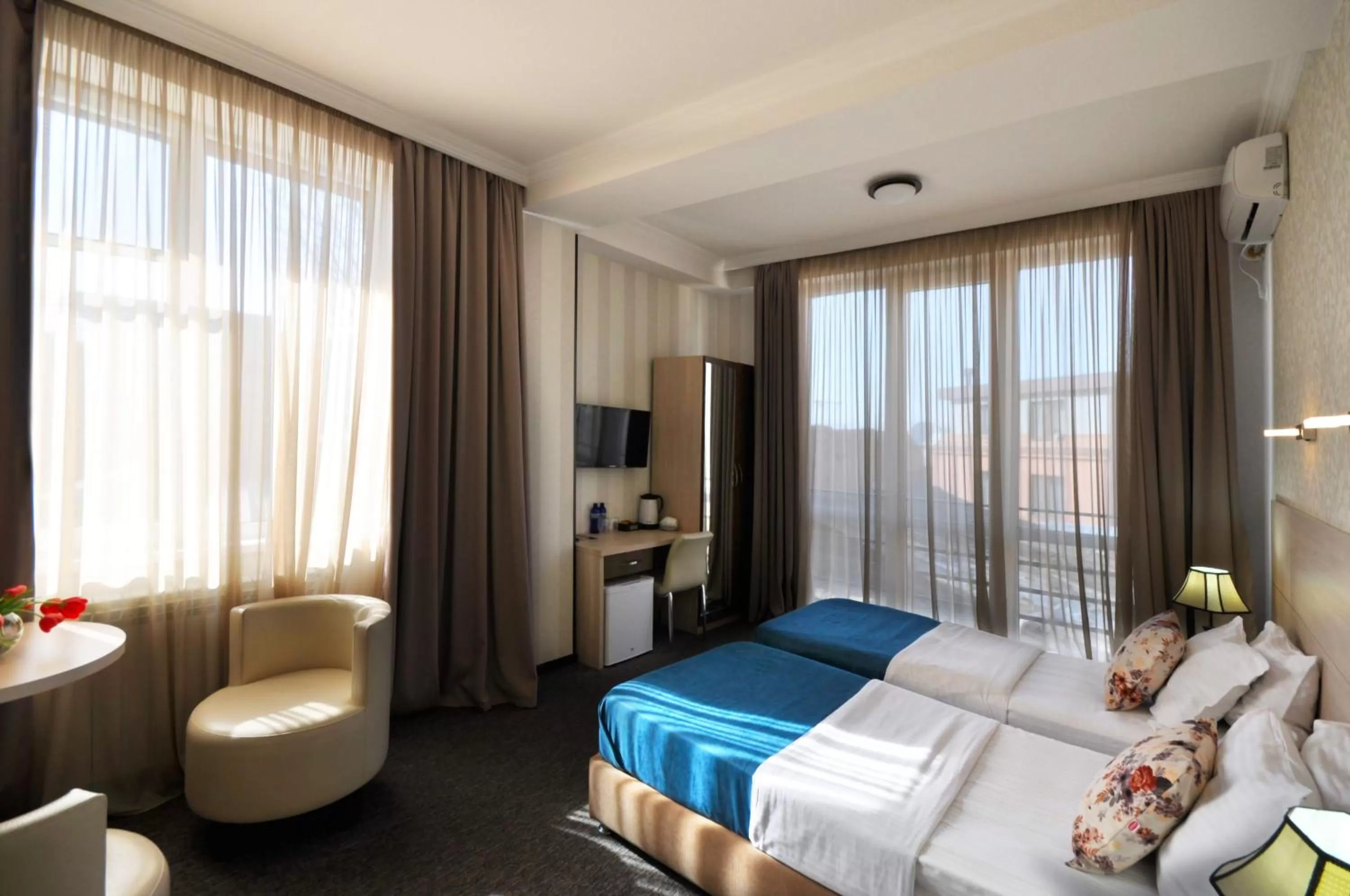 Photo of the whole room, Bed in Light House Old City