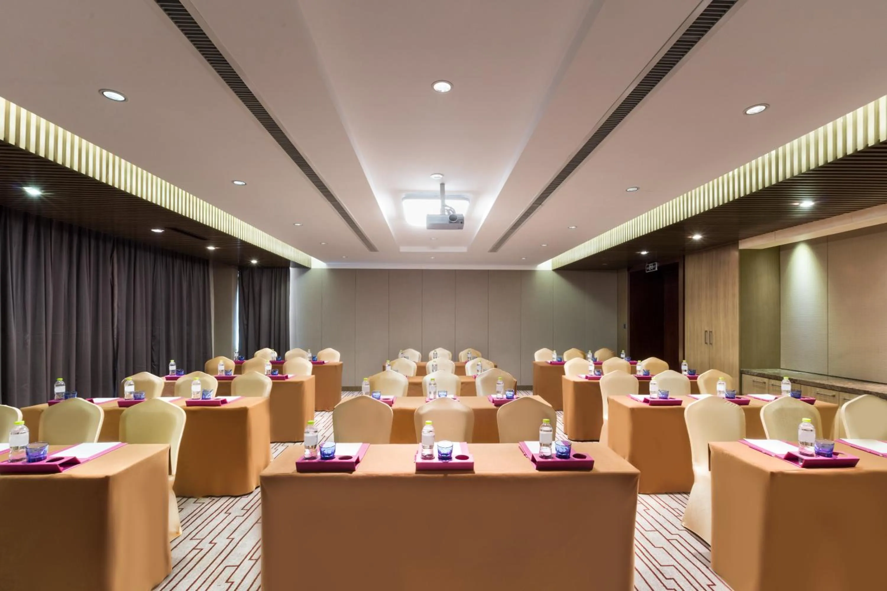 Meeting/conference room in Crowne Plaza Xuzhou Dalong Lake by IHG