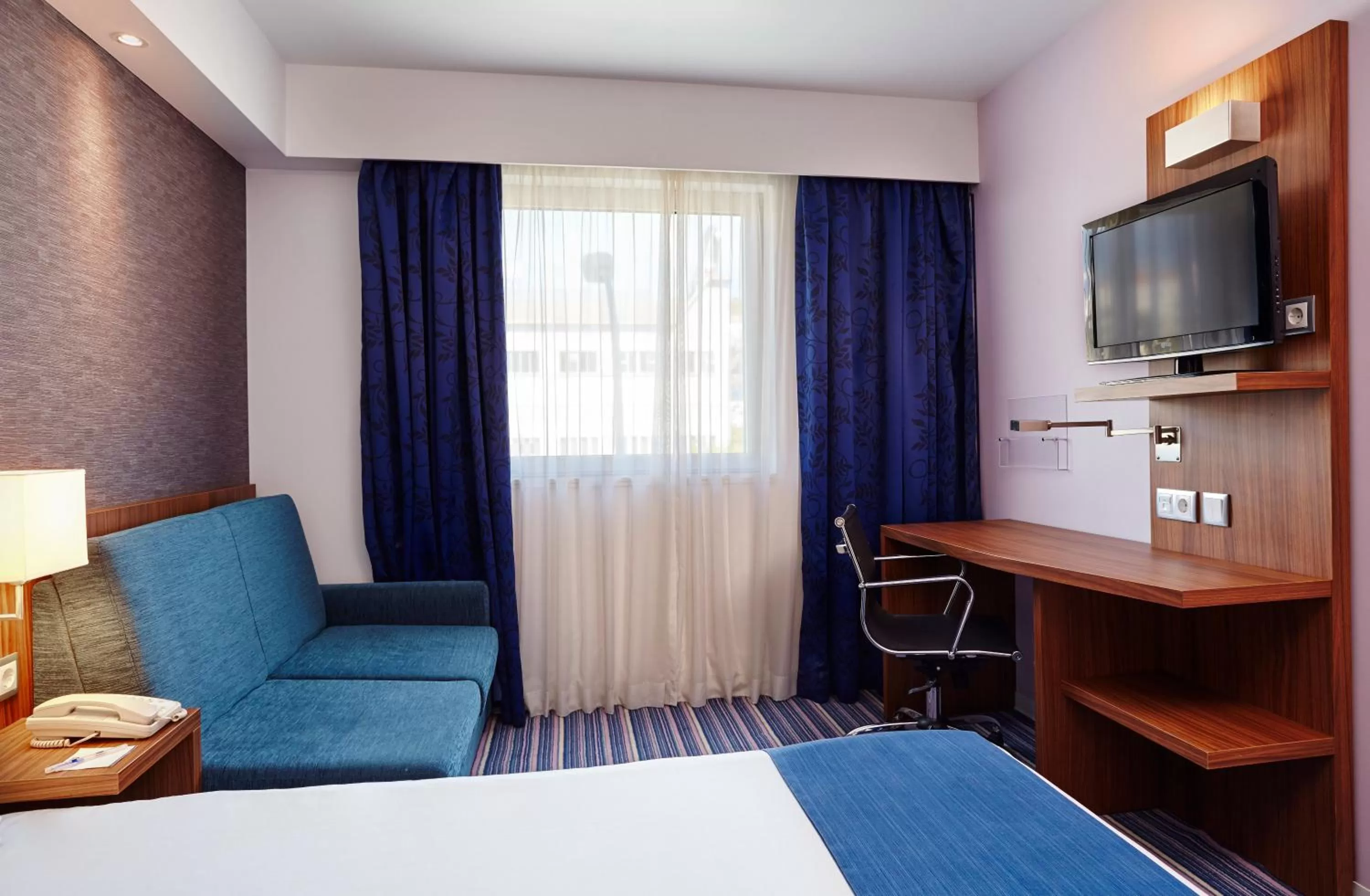 Photo of the whole room, Bed in Holiday Inn Express Lisbon Alfragide by IHG