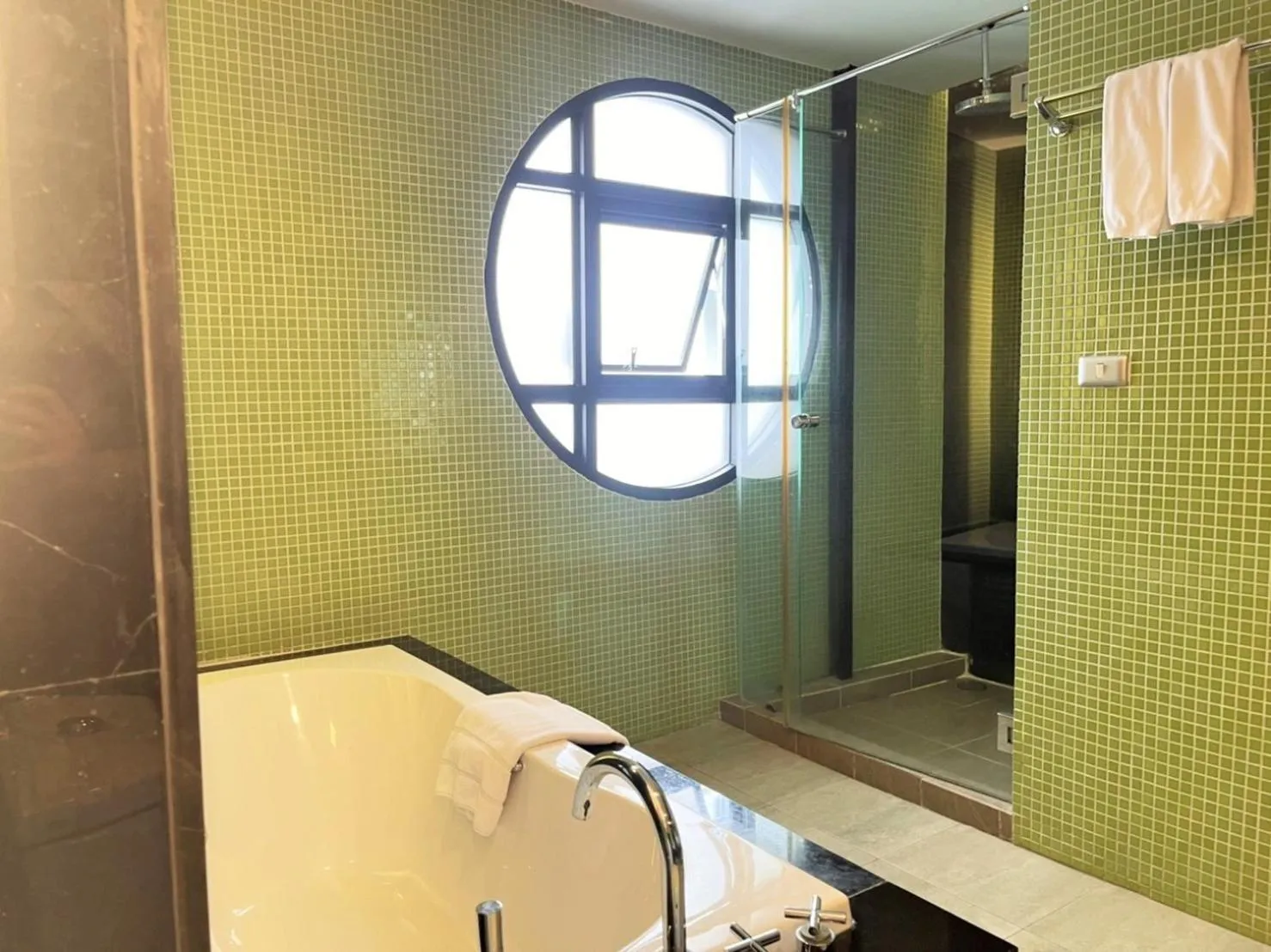 Shower in Long Beach Garden Hotel & Pavilions