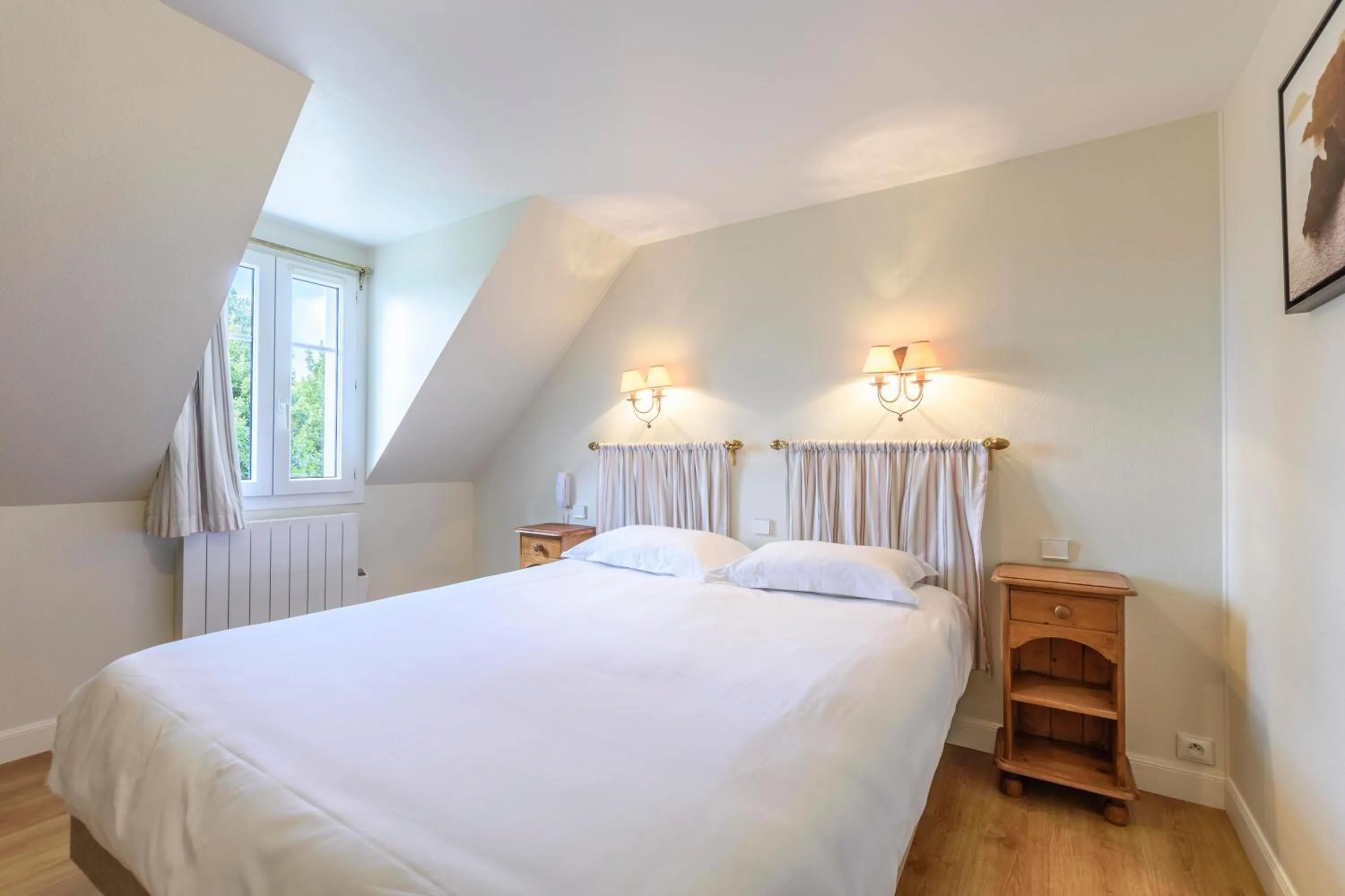 Bedroom, Bed in Hotel Le Clos Fleuri