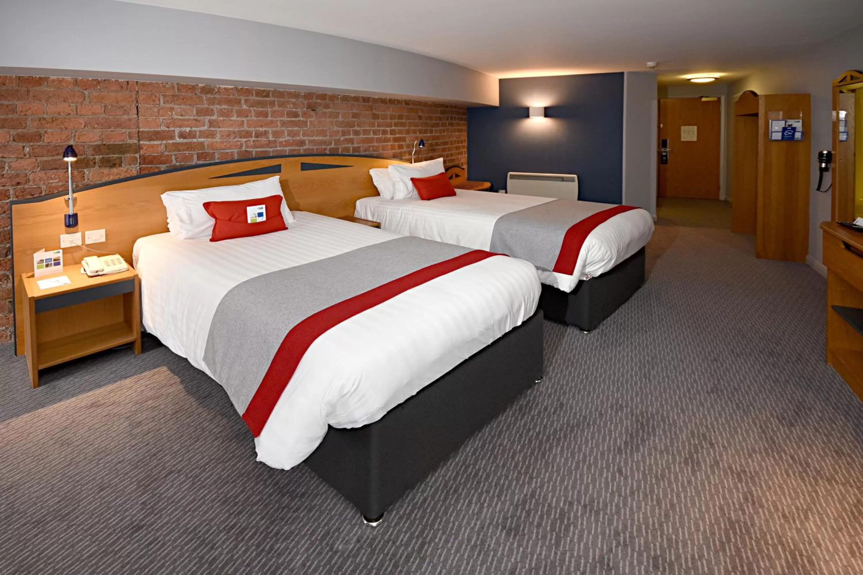 Photo of the whole room, Bed in Holiday Inn Express Liverpool-Albert Dock by IHG