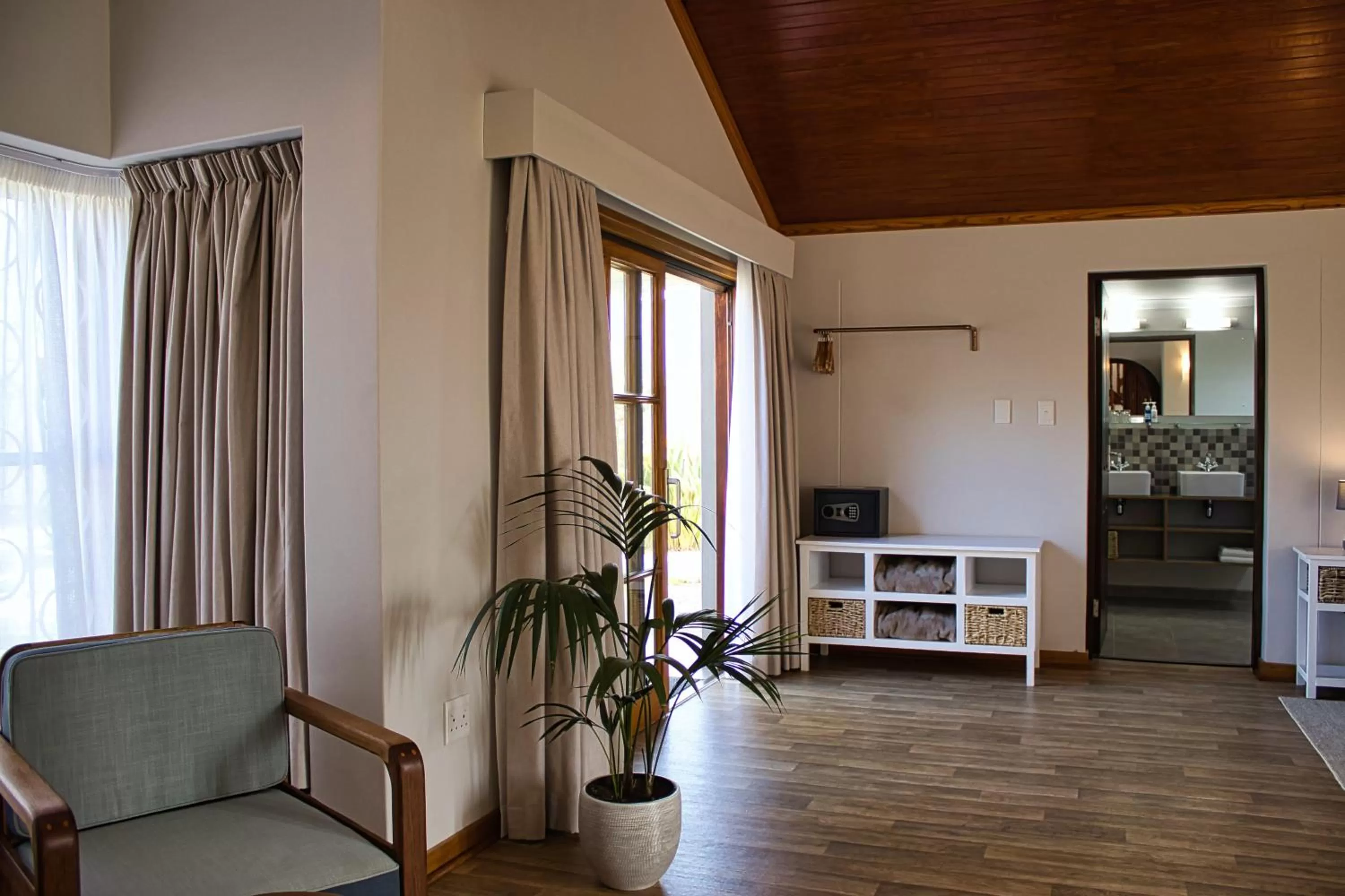 Shower, Seating Area in Kramersdorf Guesthouse