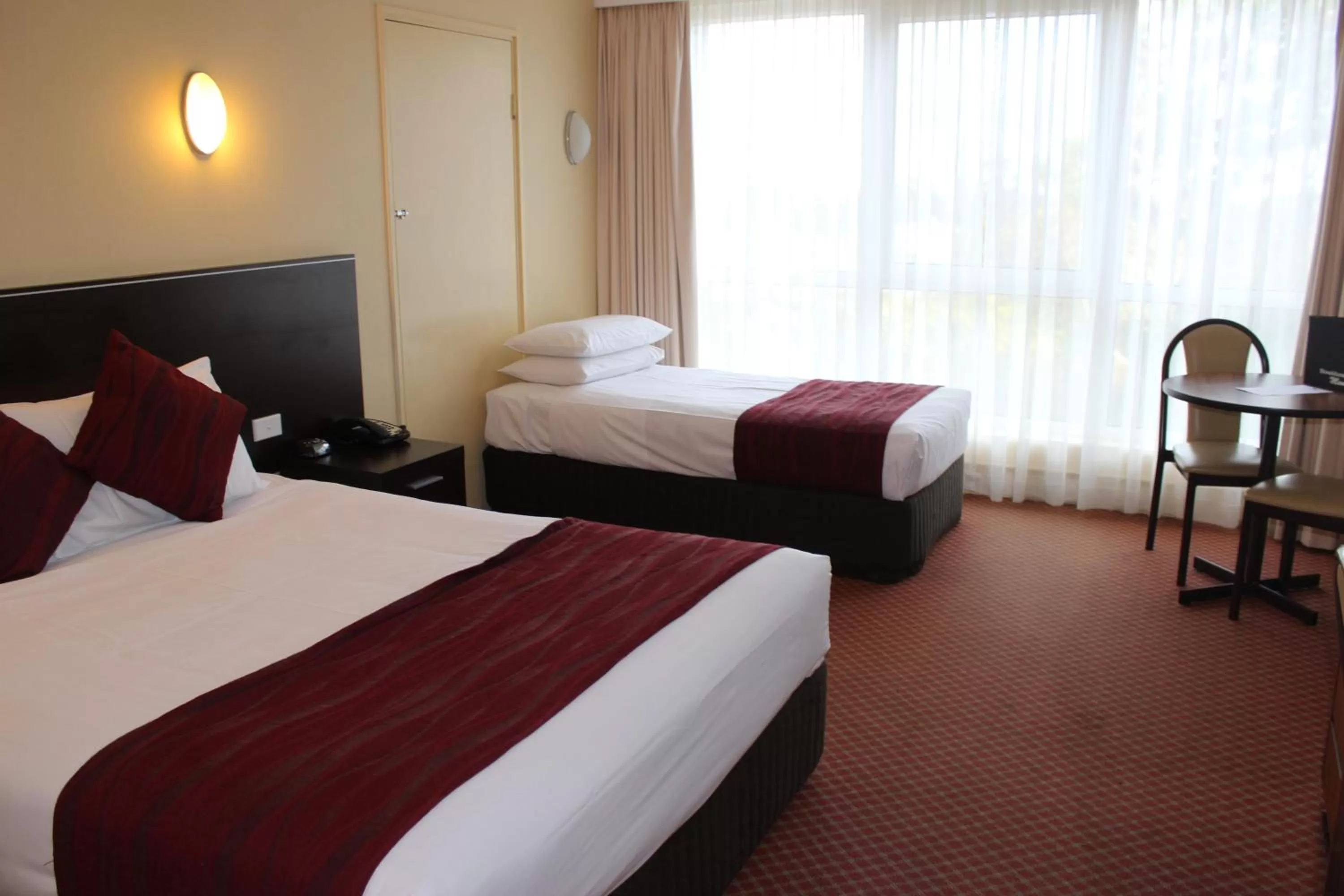 Bed in Alpine Motor Inn