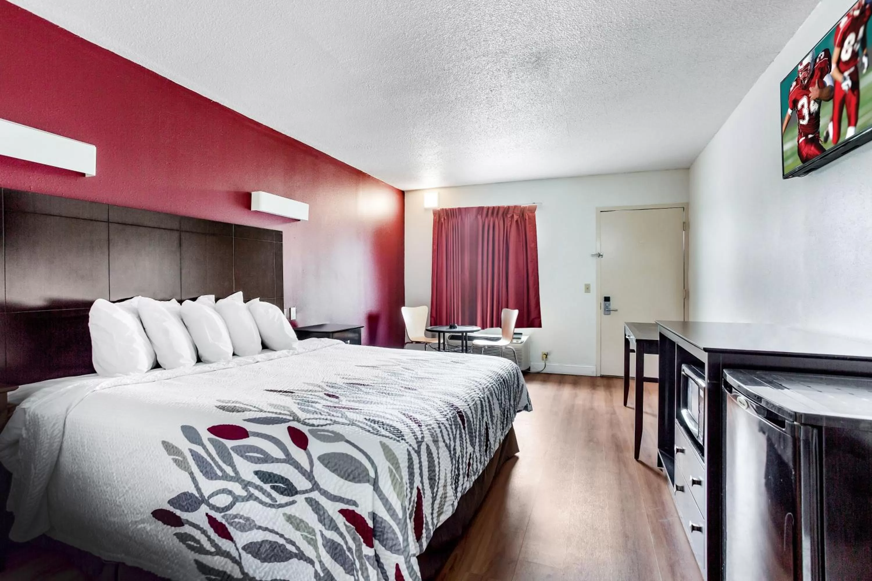 Photo of the whole room, Bed in Red Roof Inn Monteagle - I-24