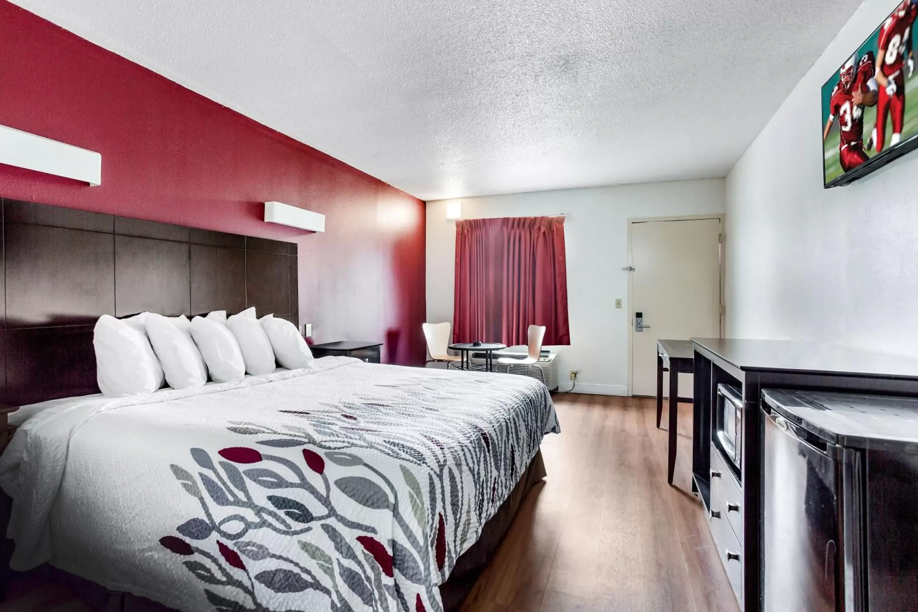 Superior King Room - Smoking in Red Roof Inn Monteagle - I-24 Superior King Room - Smoking in Red Roof Inn Monteagle - I-24