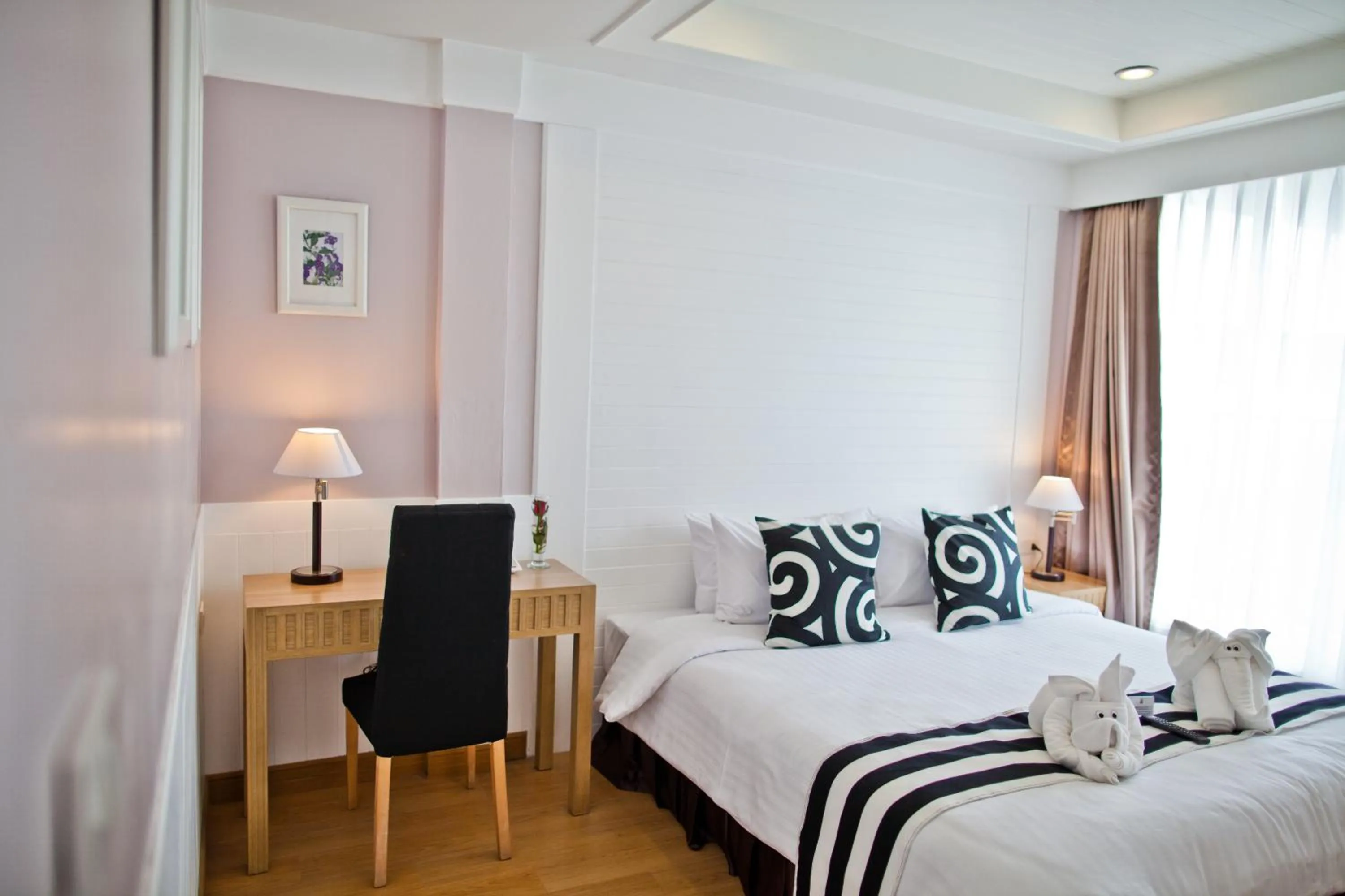 Seating area, Bed in Paradise Hotel Udonthani