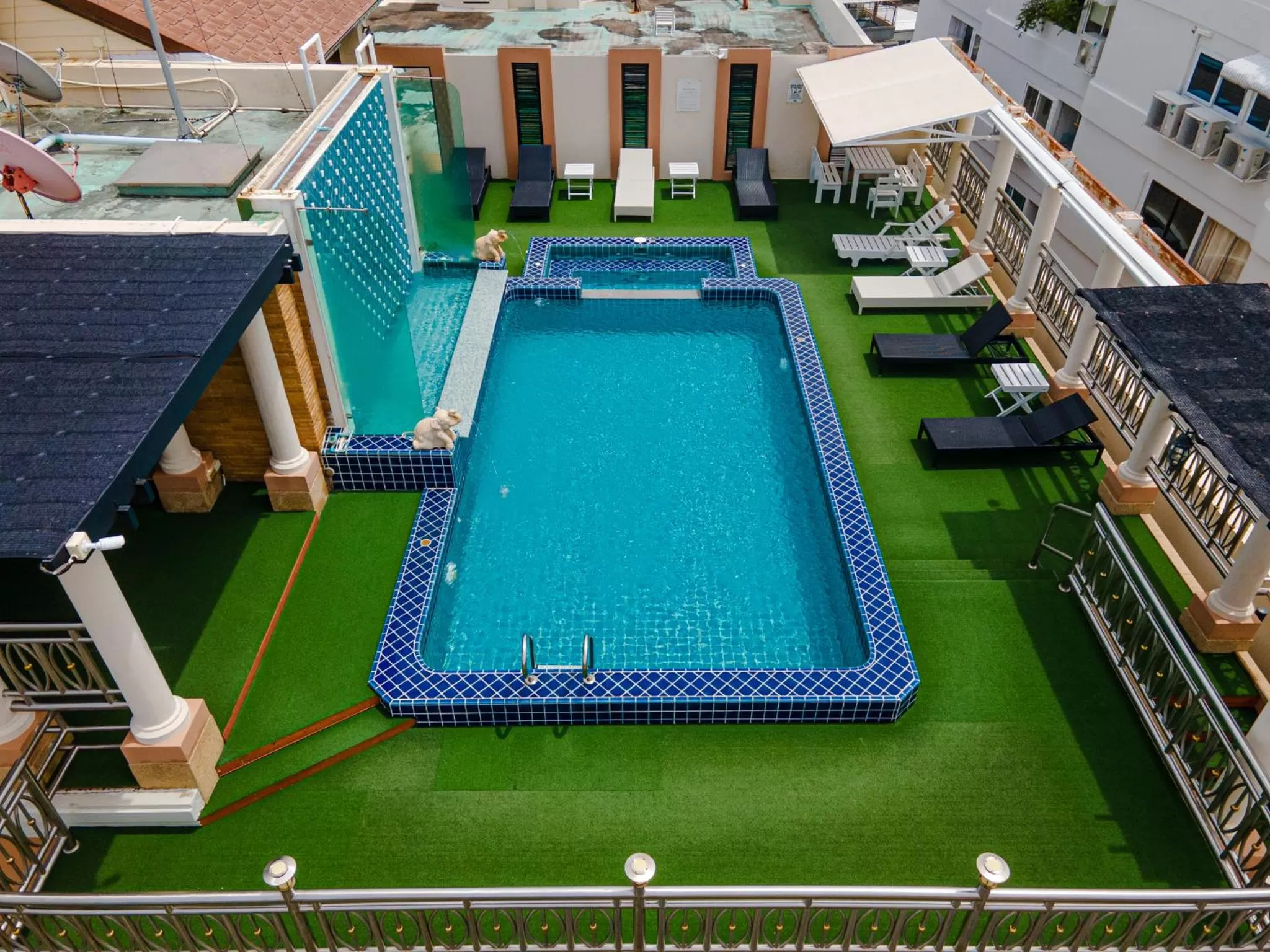 Swimming pool in Whitehouse Condotel