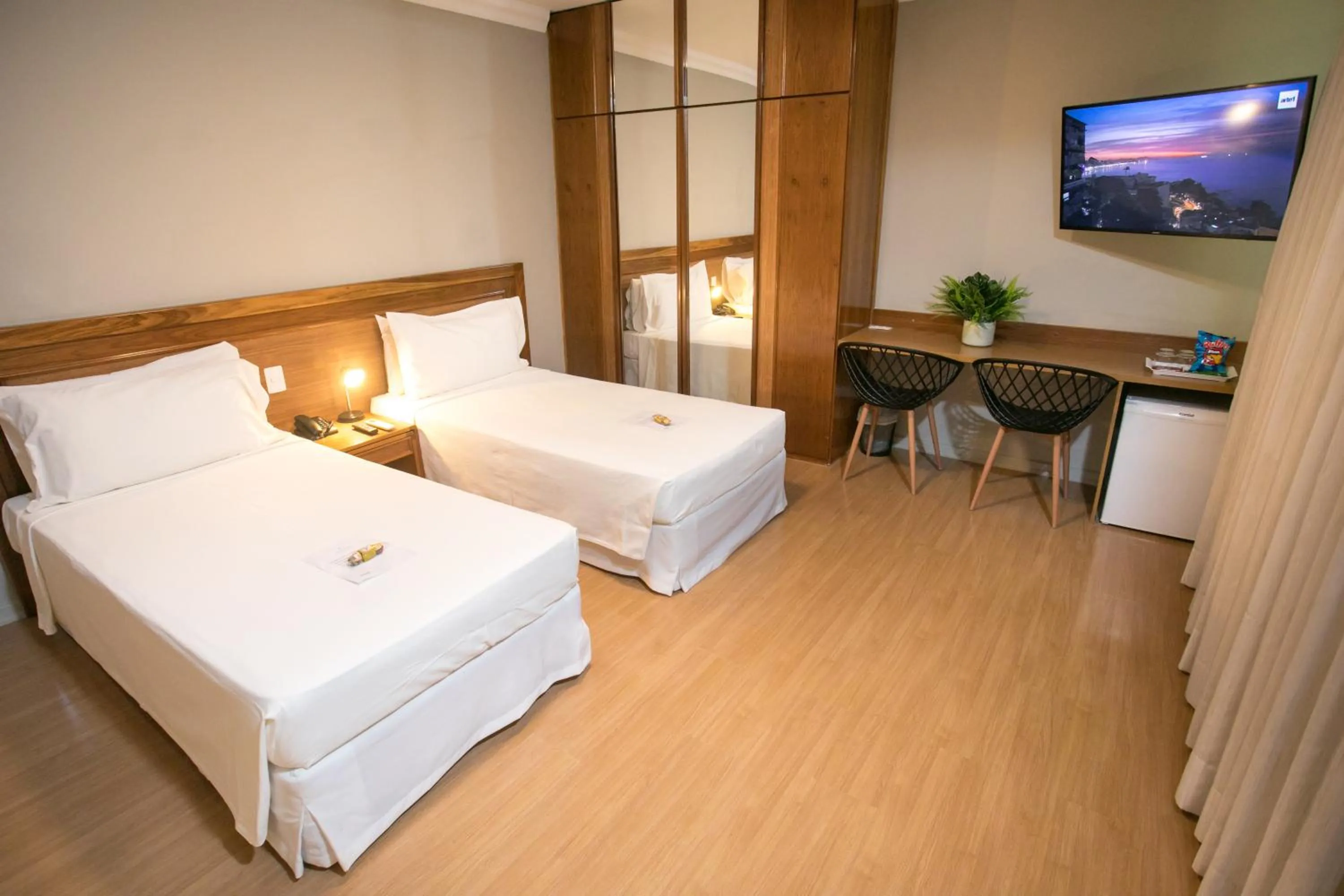 Bedroom, Bed in Regency Park Hotel