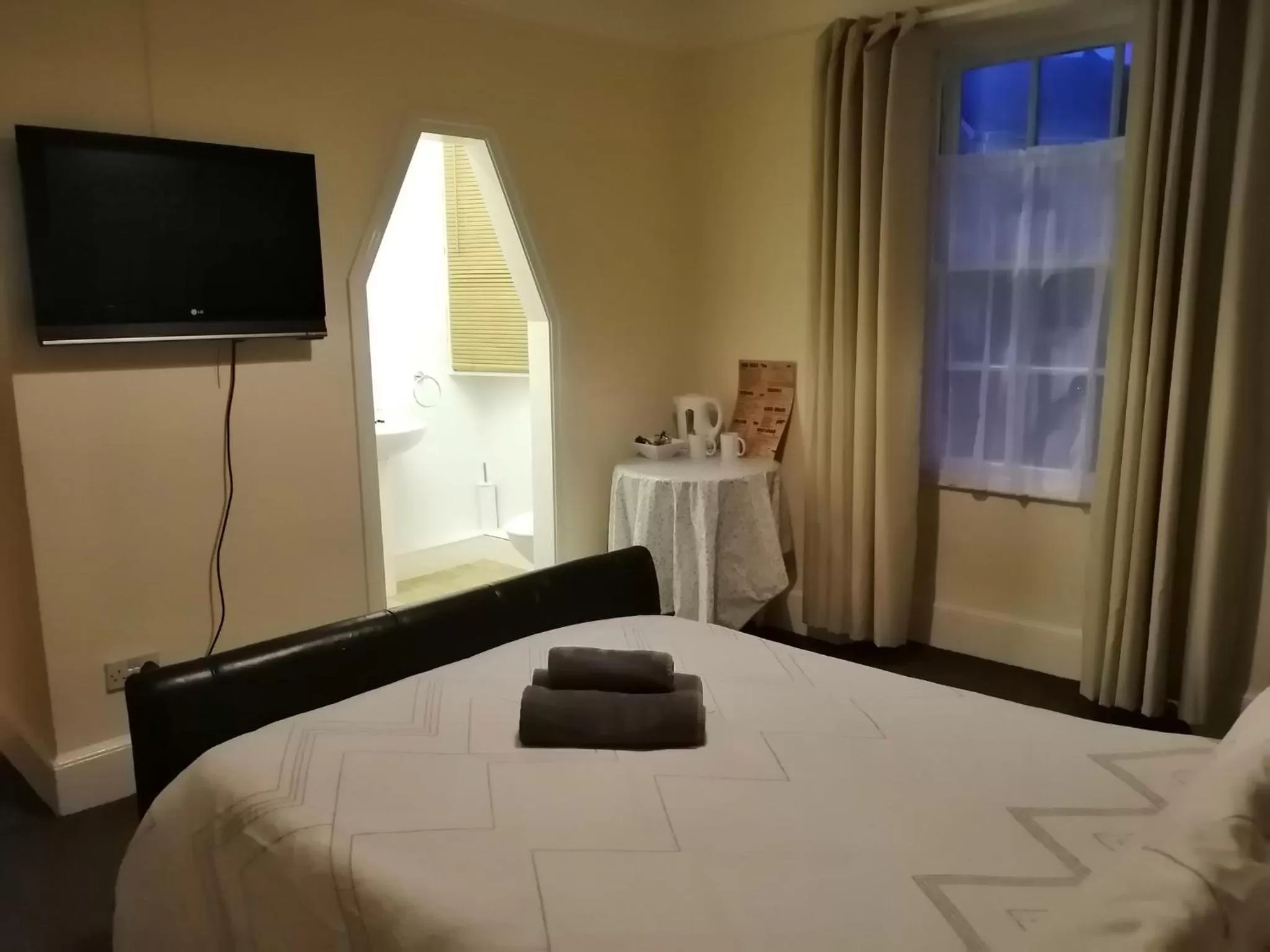 Bed in The Parkers Arms - The home of Cattlemans Steakhouse