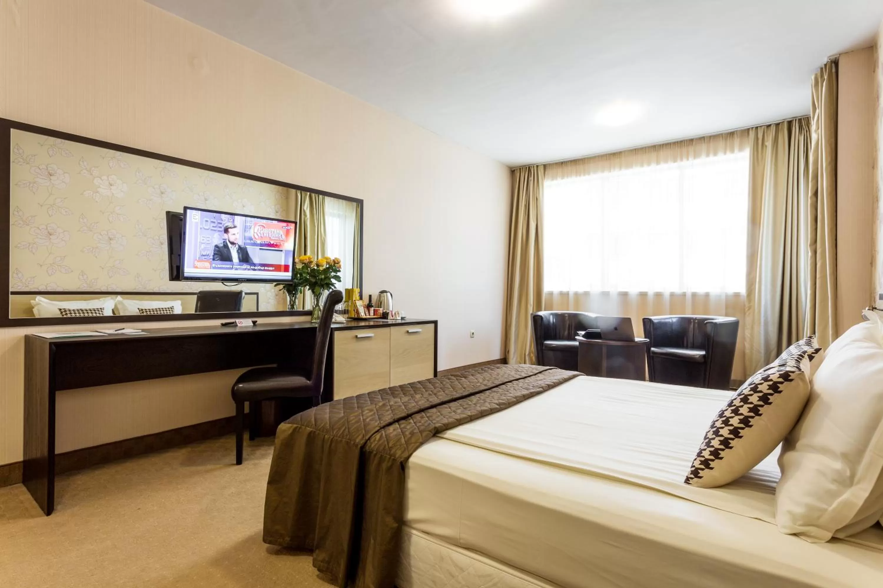 Communal lounge/ TV room, Bed in City Avenue Hotel