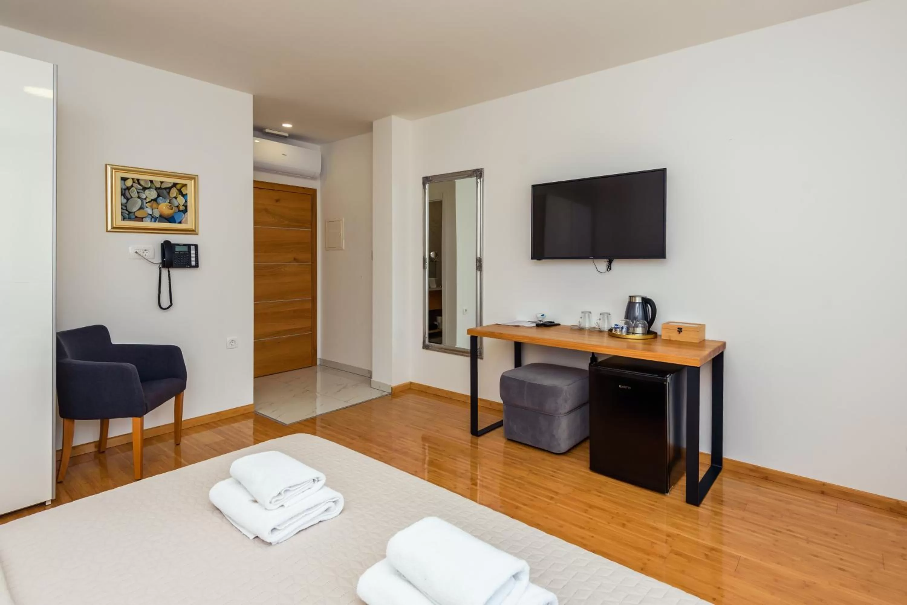 TV and multimedia, TV/Entertainment Center in Boutique rooms Kican