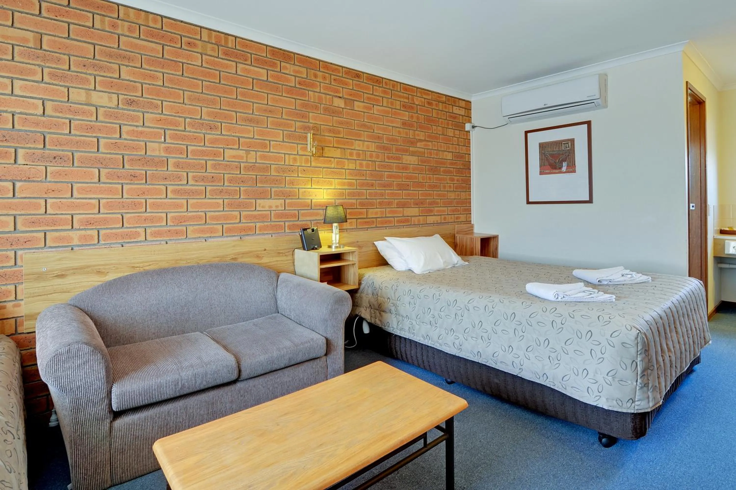 Bed in Tree Rose Motel Morwell