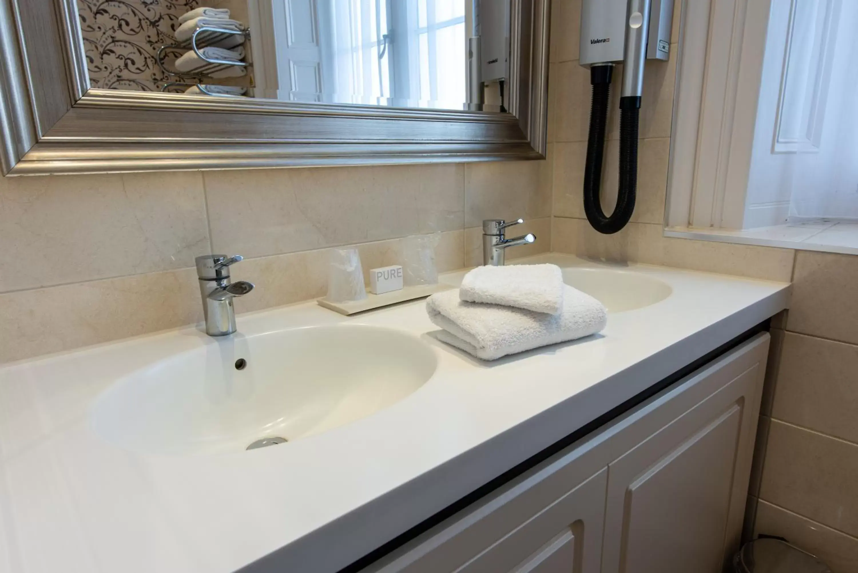 Classic Double Room in Dukes Head Hotel Classic Double Room in Dukes Head Hotel