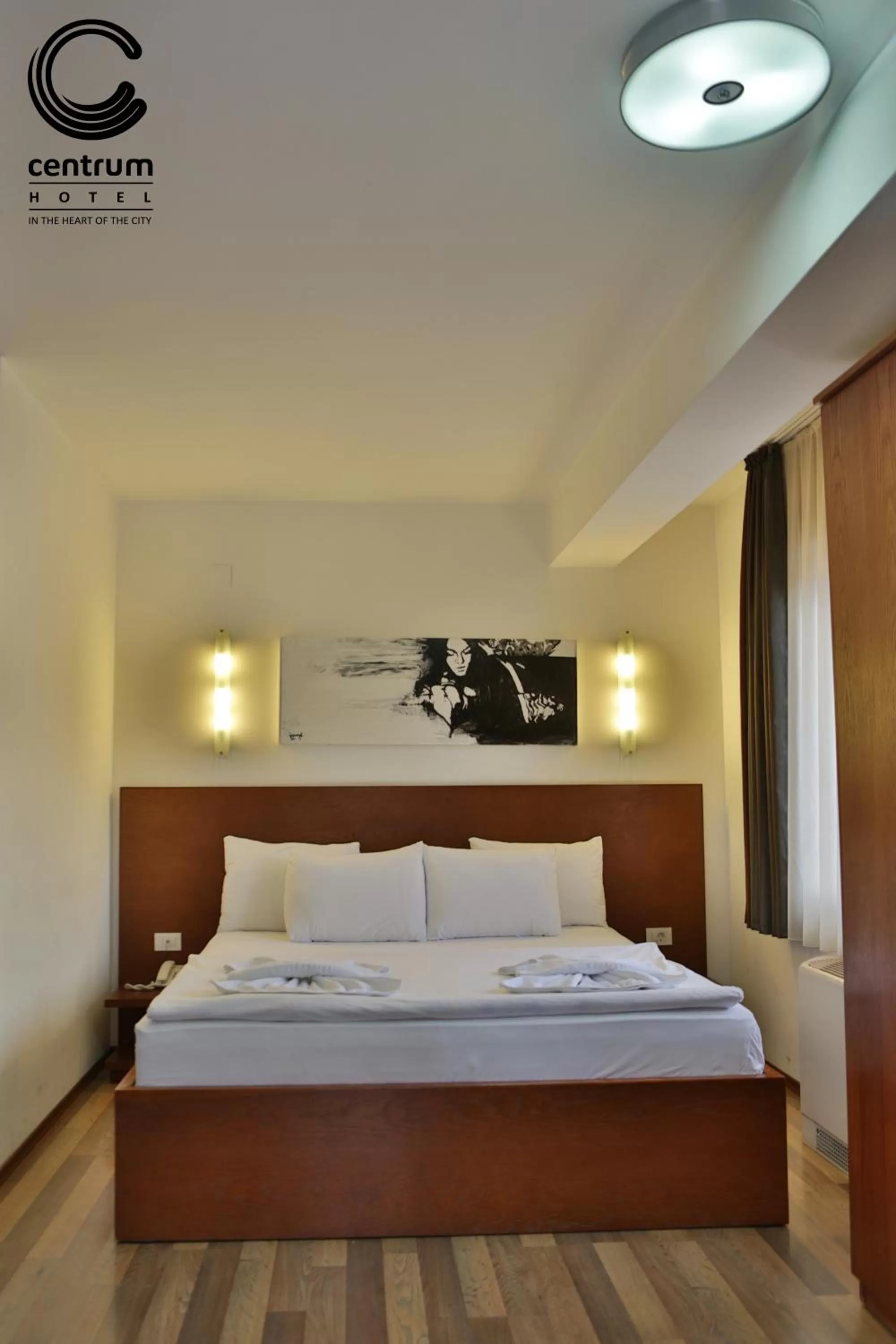 Shower, Bed in Hotel Centrum Prizren