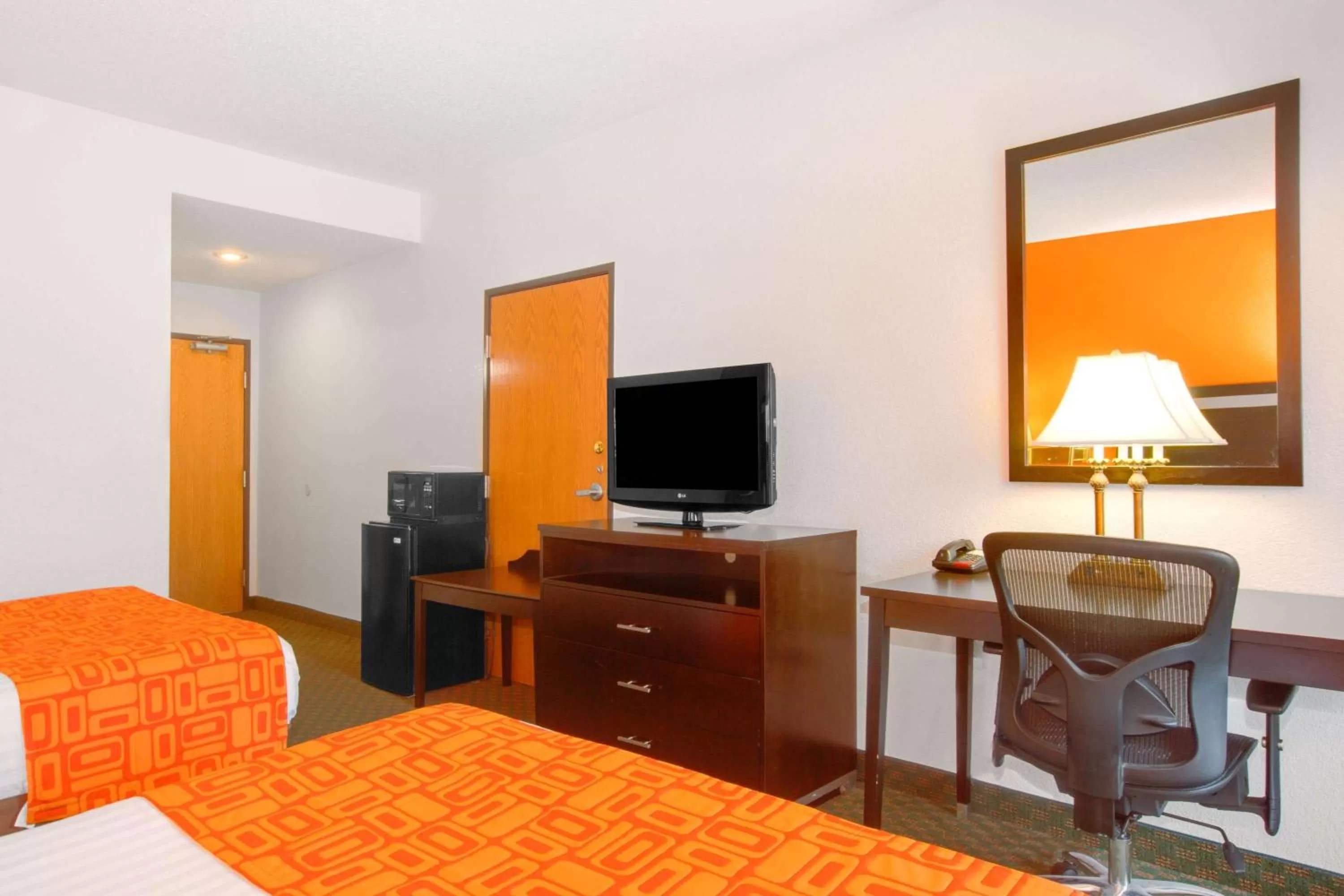 Photo of the whole room, Bed in Howard Johnson by Wyndham Beckley