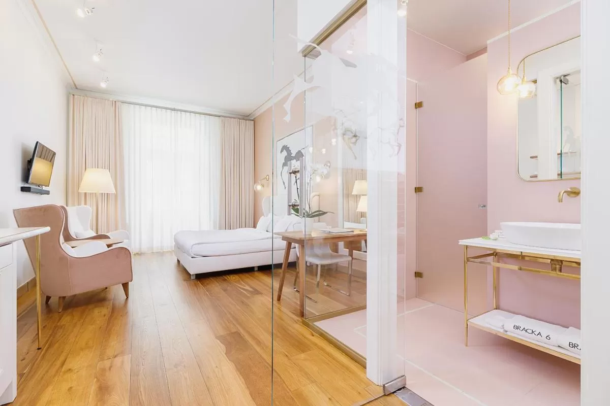 Shower, Bed in Apartamenty Bracka 6