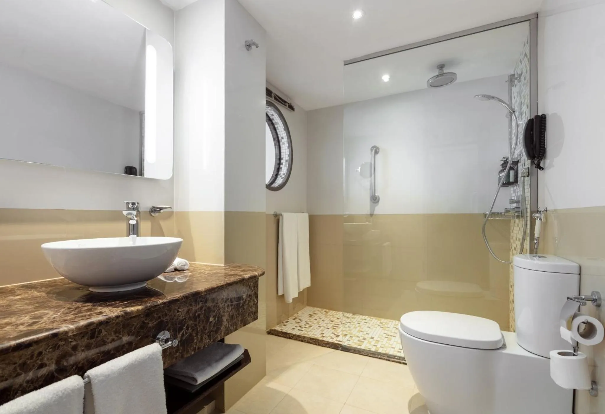 Photo of the whole room in Crowne Plaza Muscat by IHG