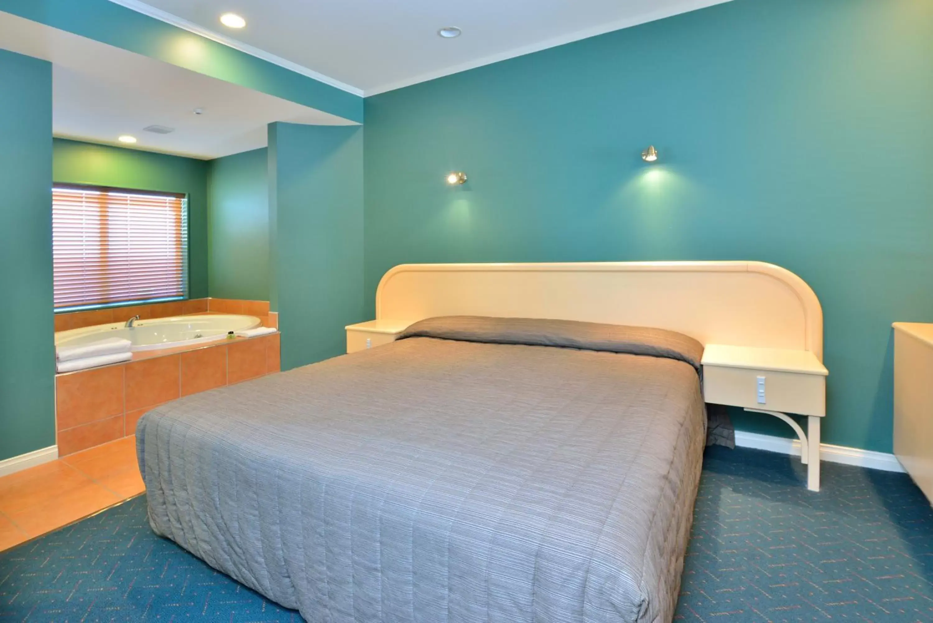 City Facing Studio in Shoreline Motel City Facing Studio in Shoreline Motel