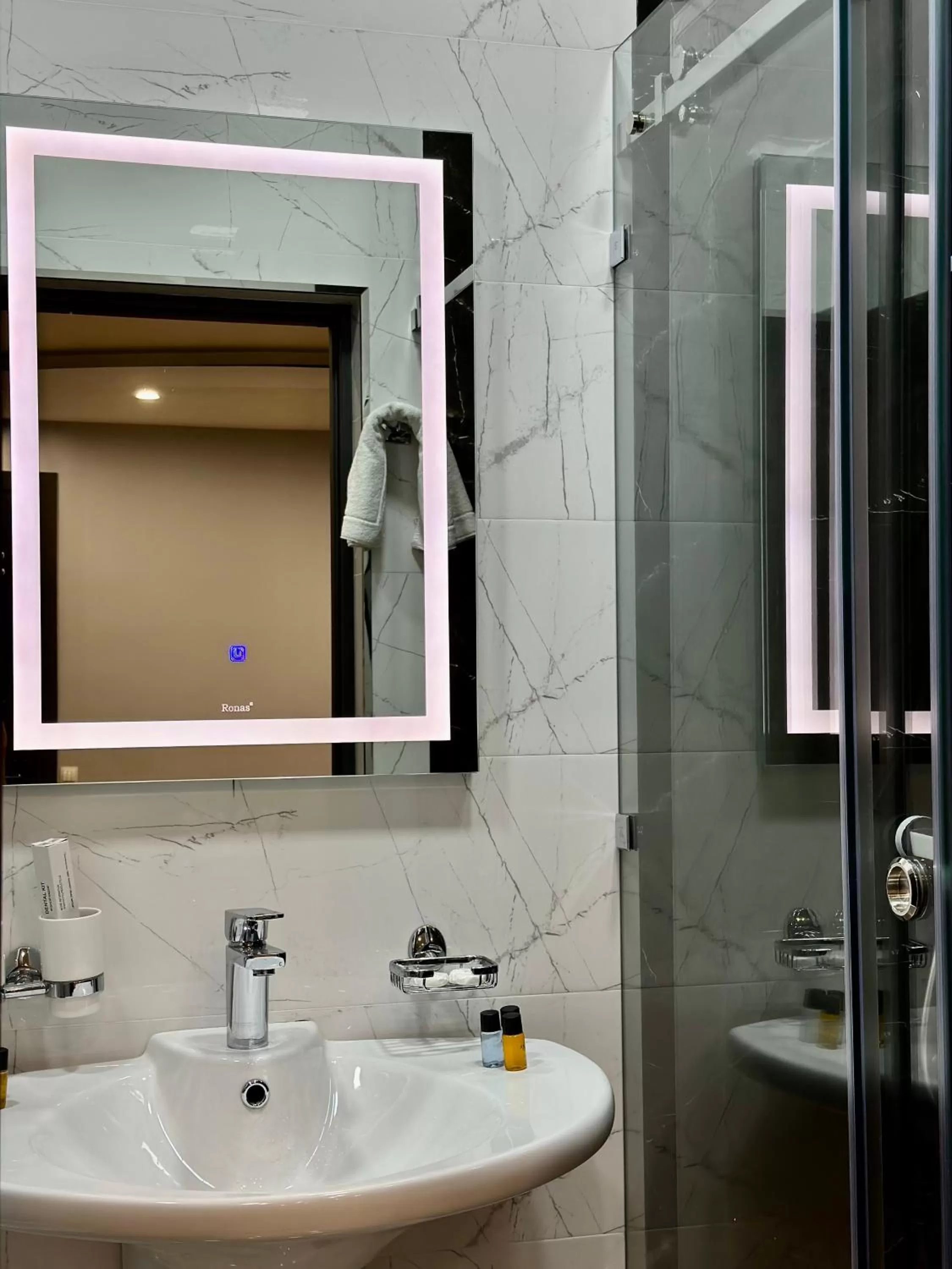 Shower, Bathroom in Astor Hotel