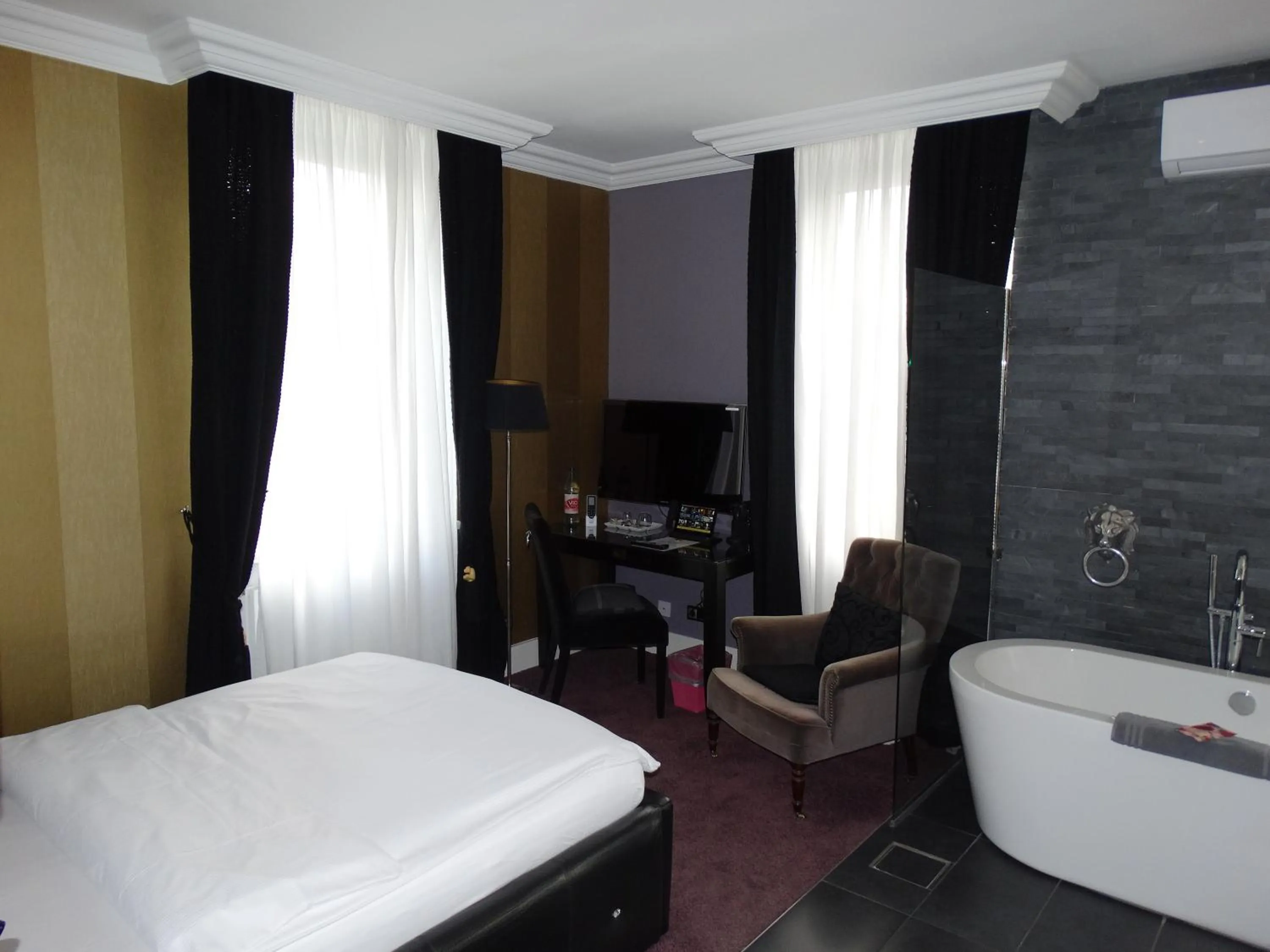 TV and multimedia, Bed in Boutique-Hotel GEORGES