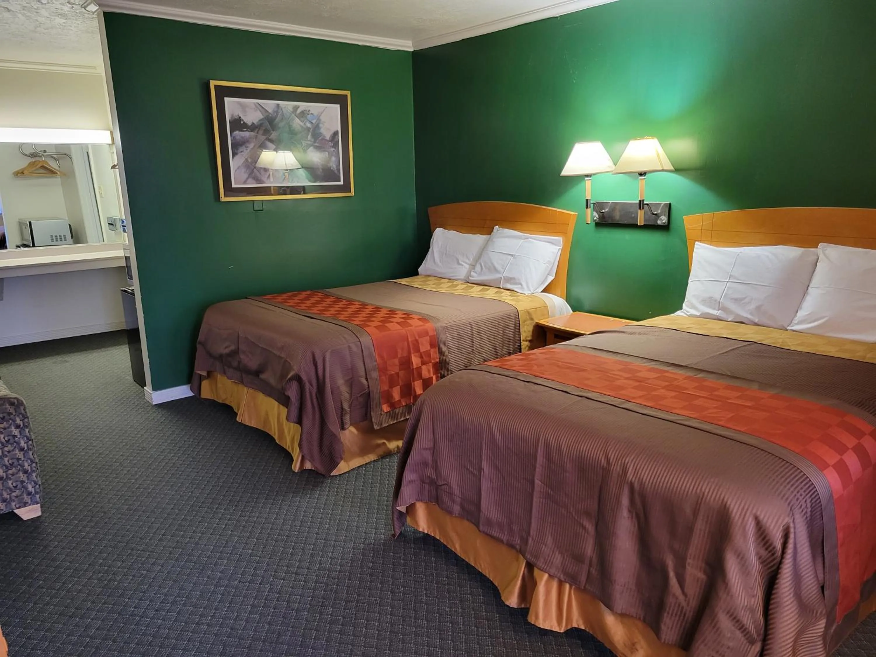 Bed in Emerald Inn & Lounge