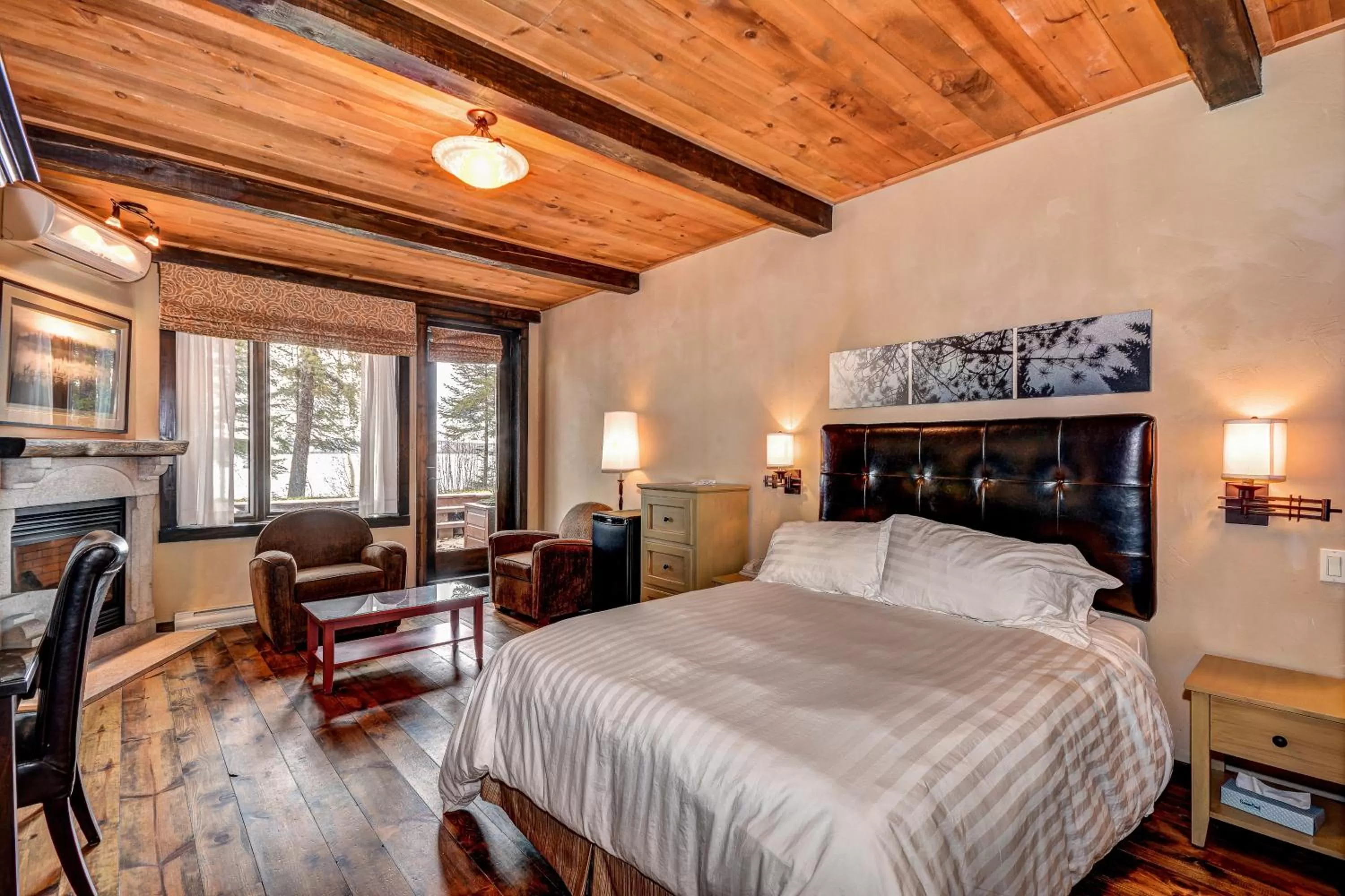 Bed in Les Condos Du Lac Taureau- Rooms & Condos