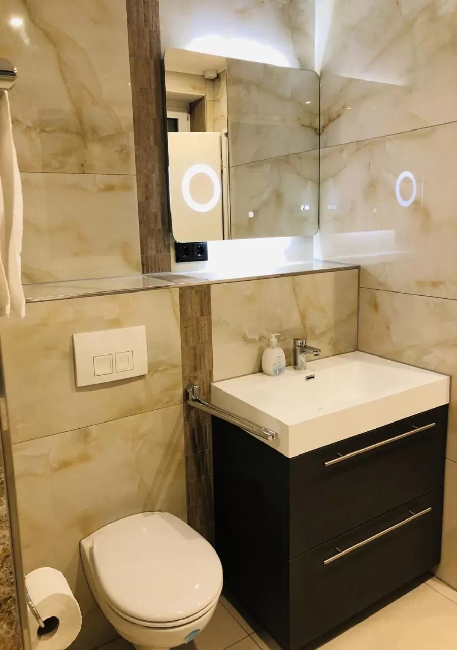 Toilet in Elbgalerie Hotel