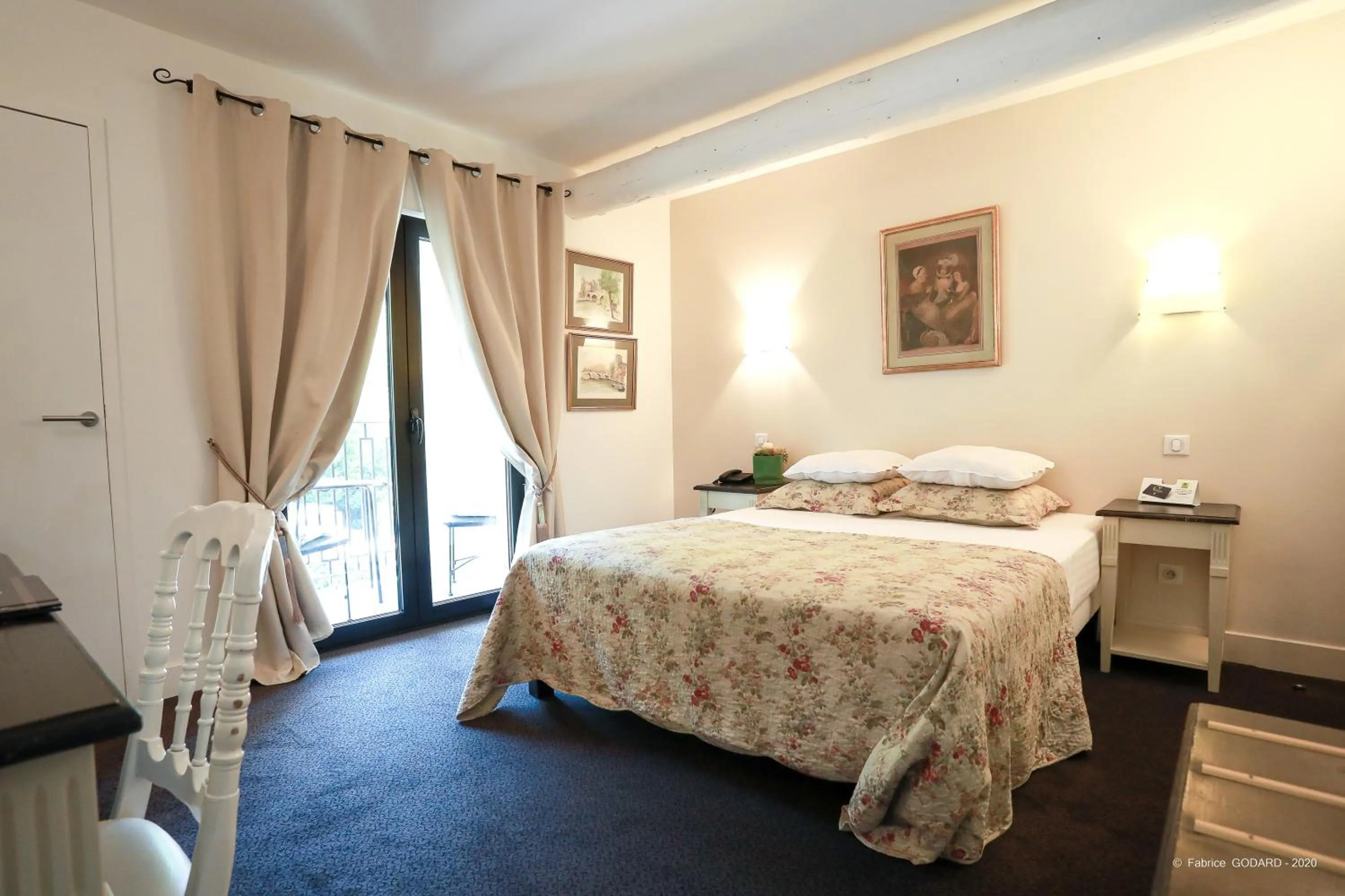 Bed in Logis Hôtel Restaurant du Parc