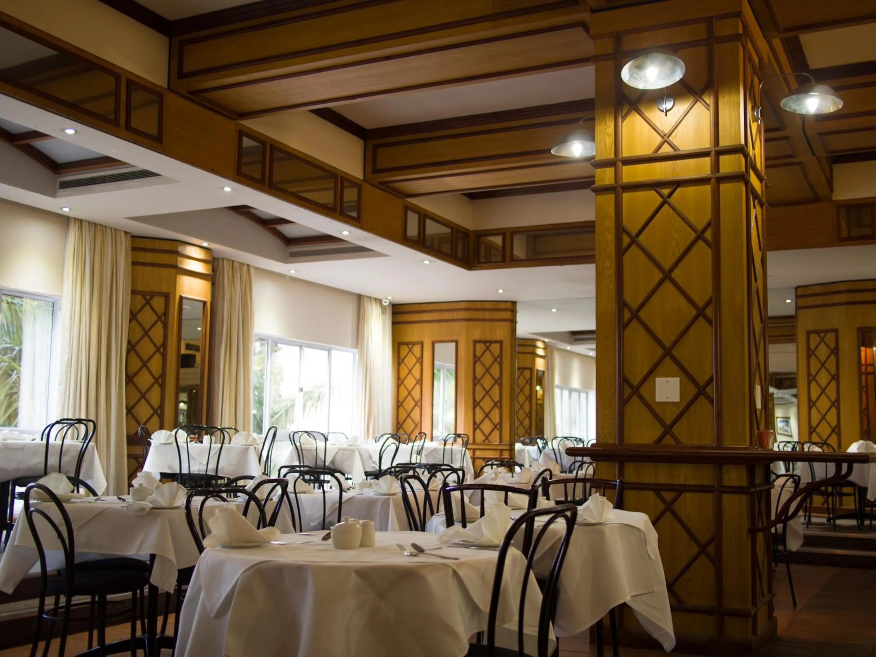 Restaurant/places to eat in Albany Hotel
