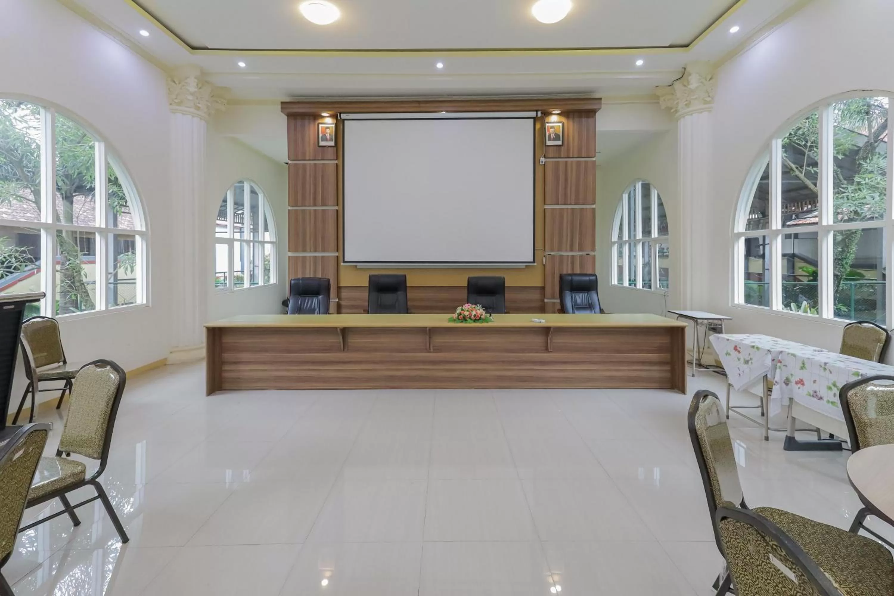 Meeting/conference room in RedDoorz Syariah @ Klojen Malang