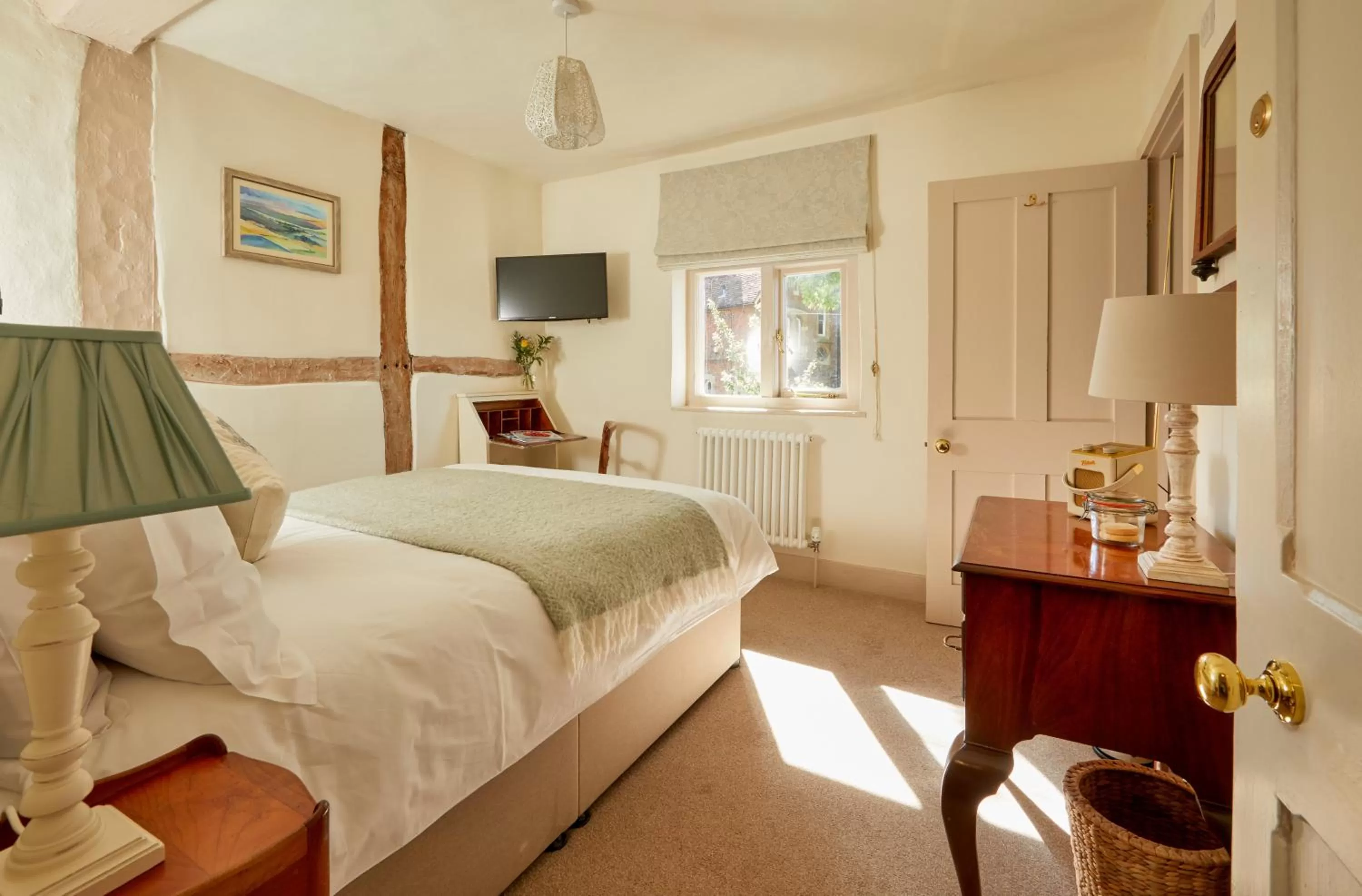 Photo of the whole room, Bed in The Greyhound Inn