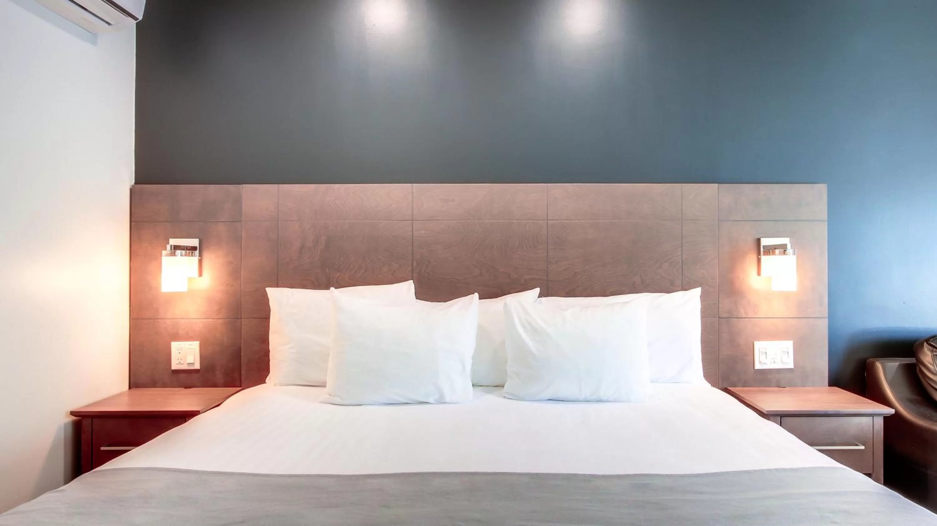 Bed in Hôtel Marineau Shawinigan