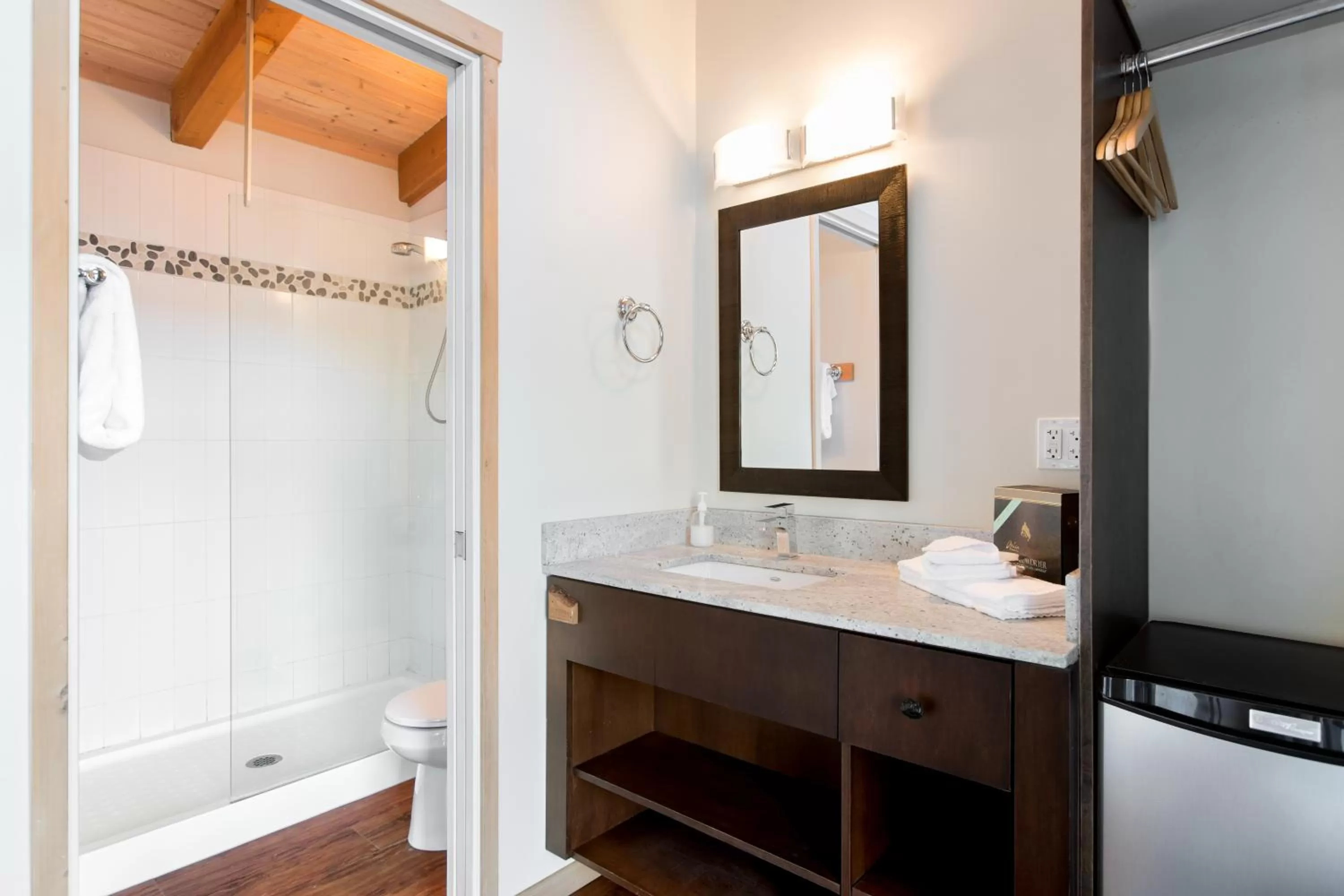 Bathroom in Backeddy Resort and Marina