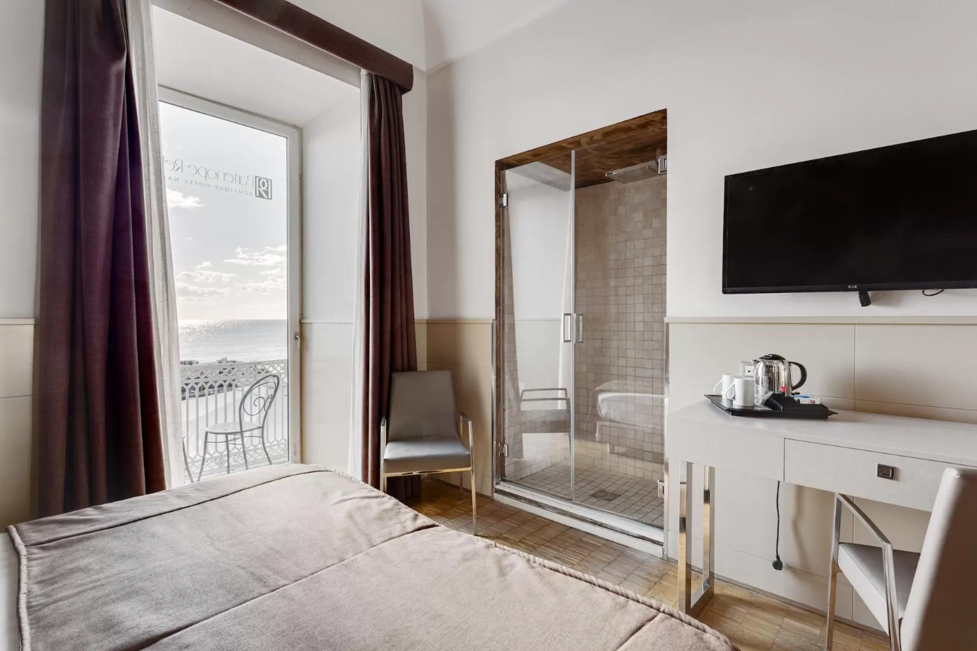 Property building, Bed in Partenope Relais