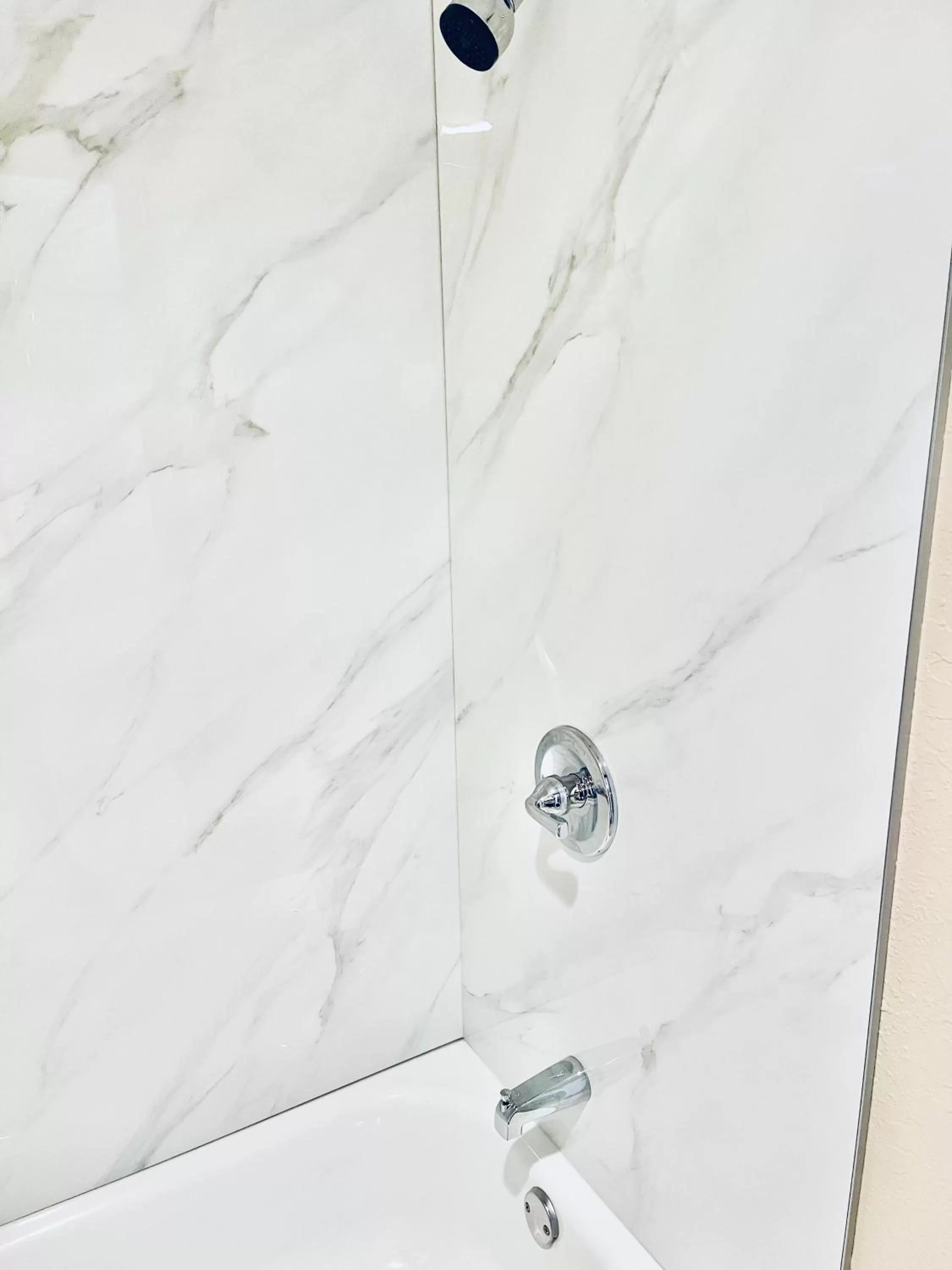 Bath in Conner Hill Motor Lodge