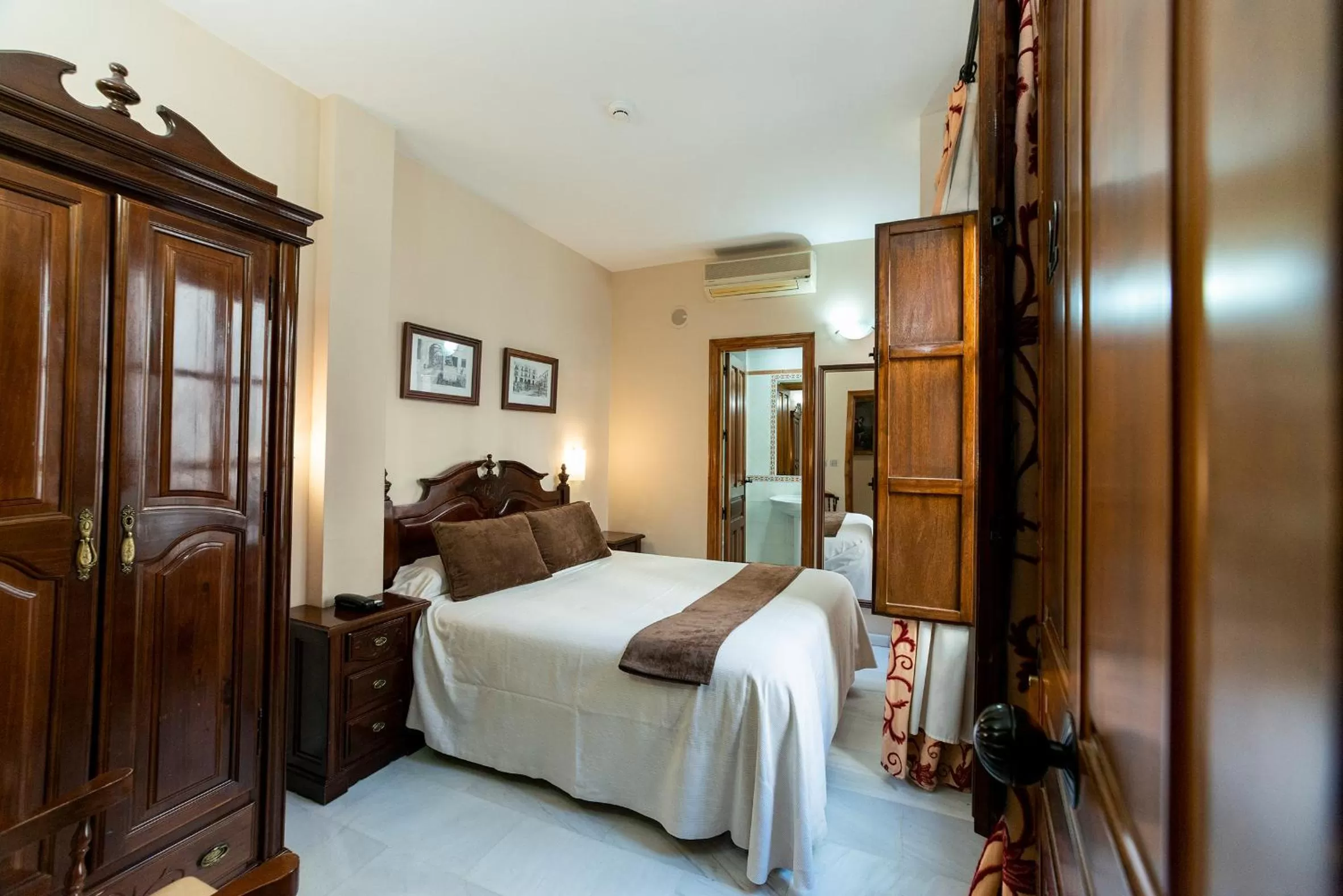 Photo of the whole room, Bed in Hotel Casa Museo de la Mezquita