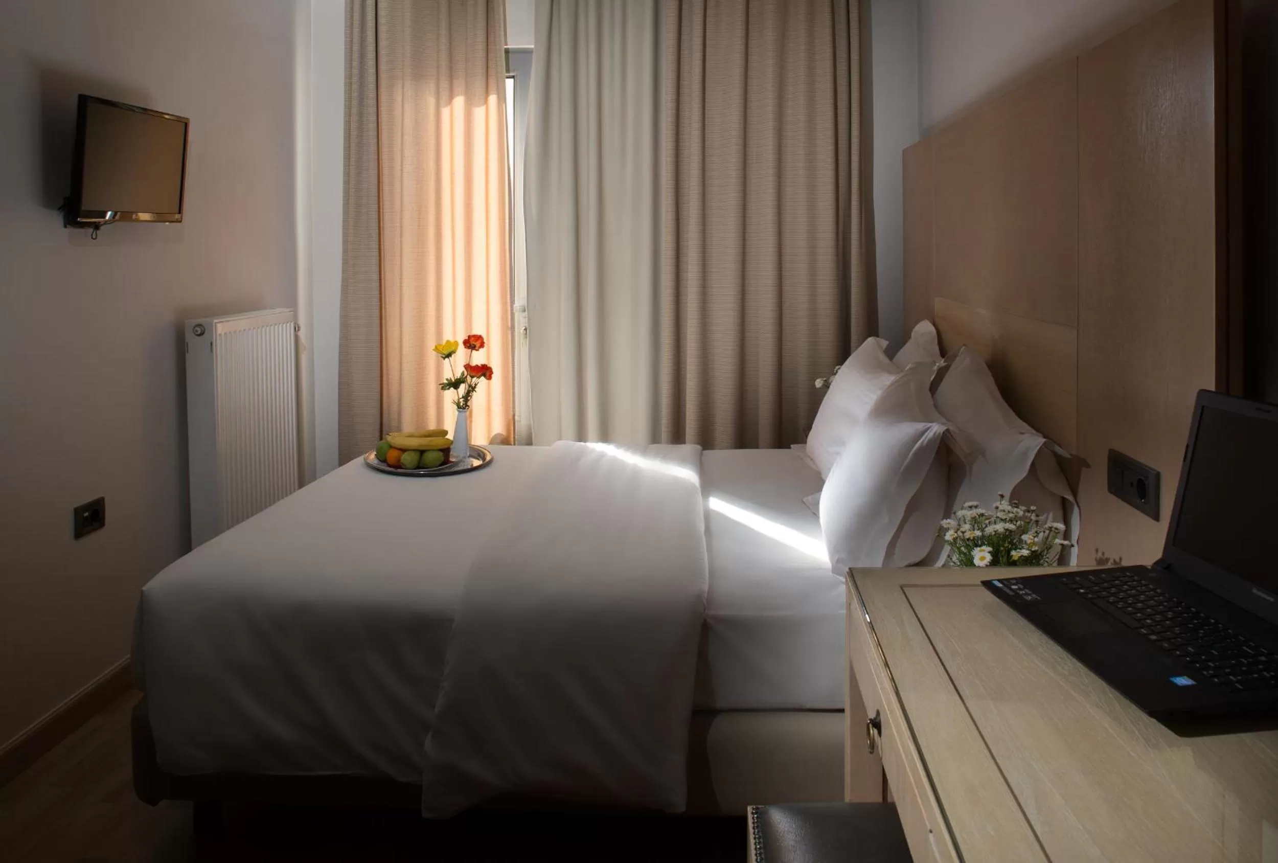 Photo of the whole room, Bed in Areos