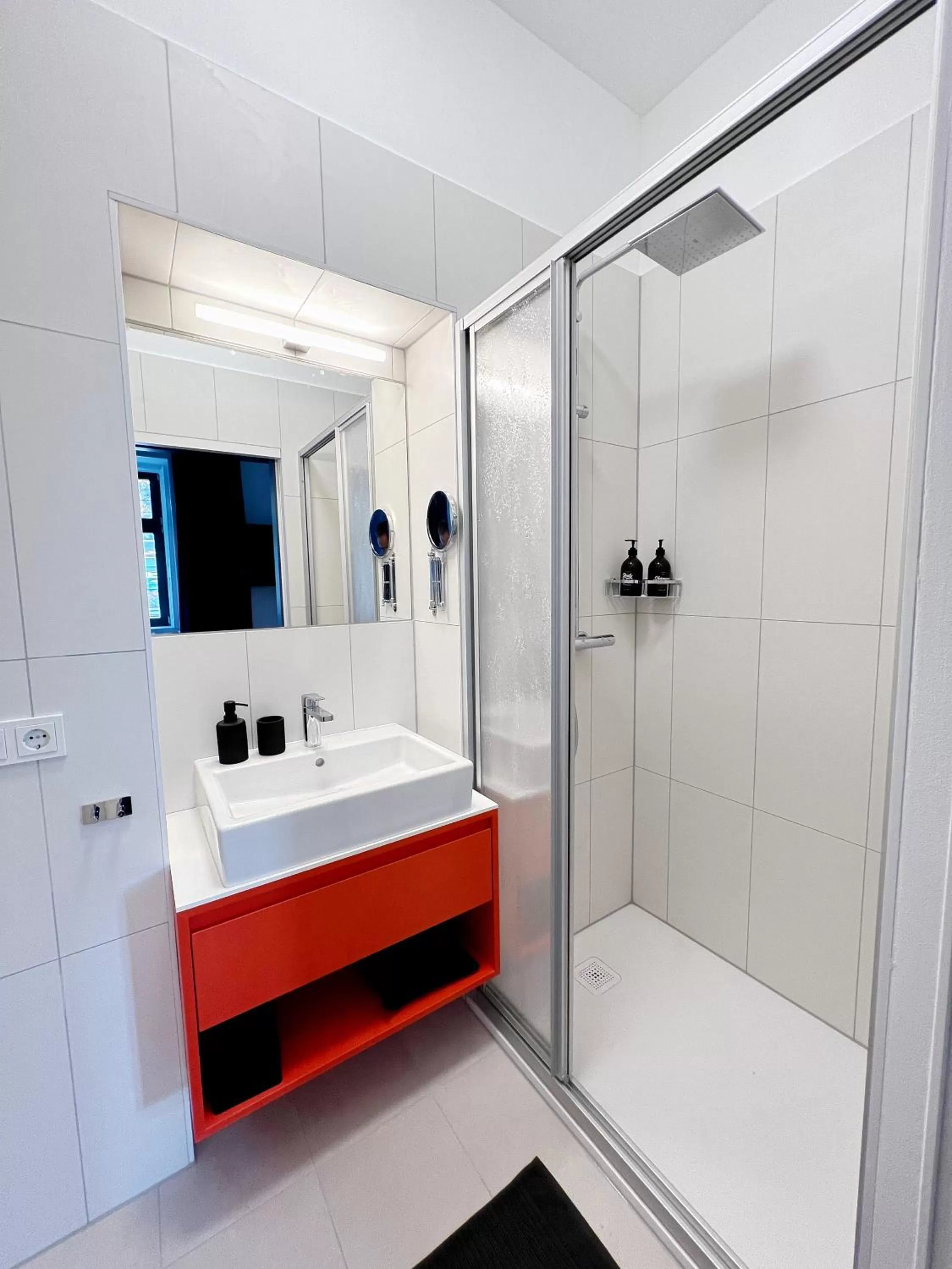 Shower in Sissi West