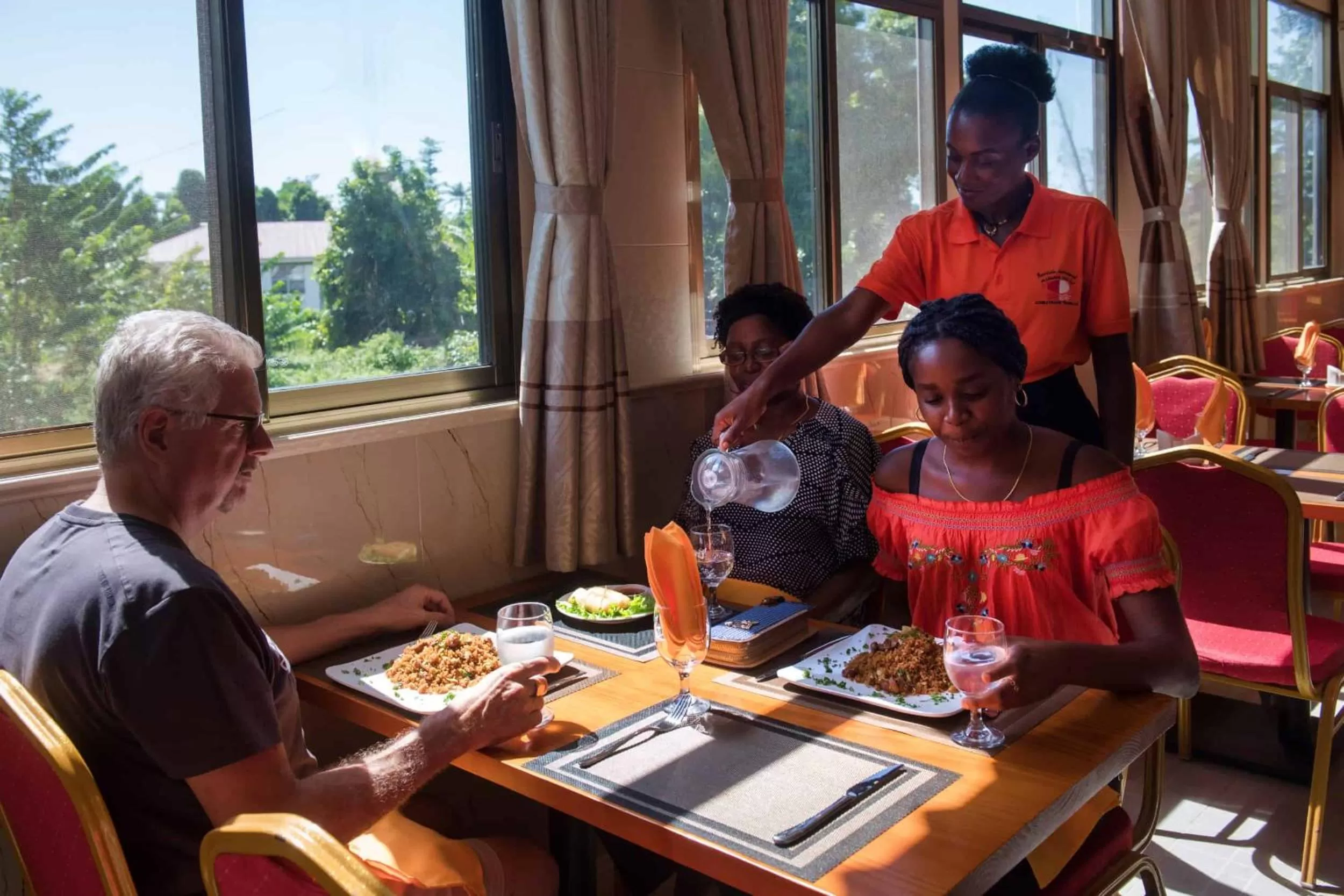 Restaurant/places to eat in Riverside Hotel