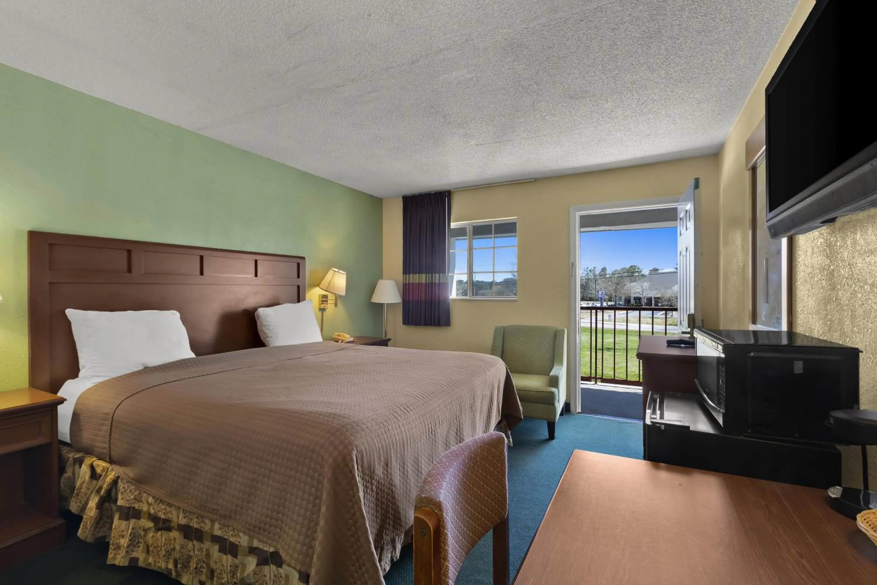 Bed in Americas Best Value Inn Edenton