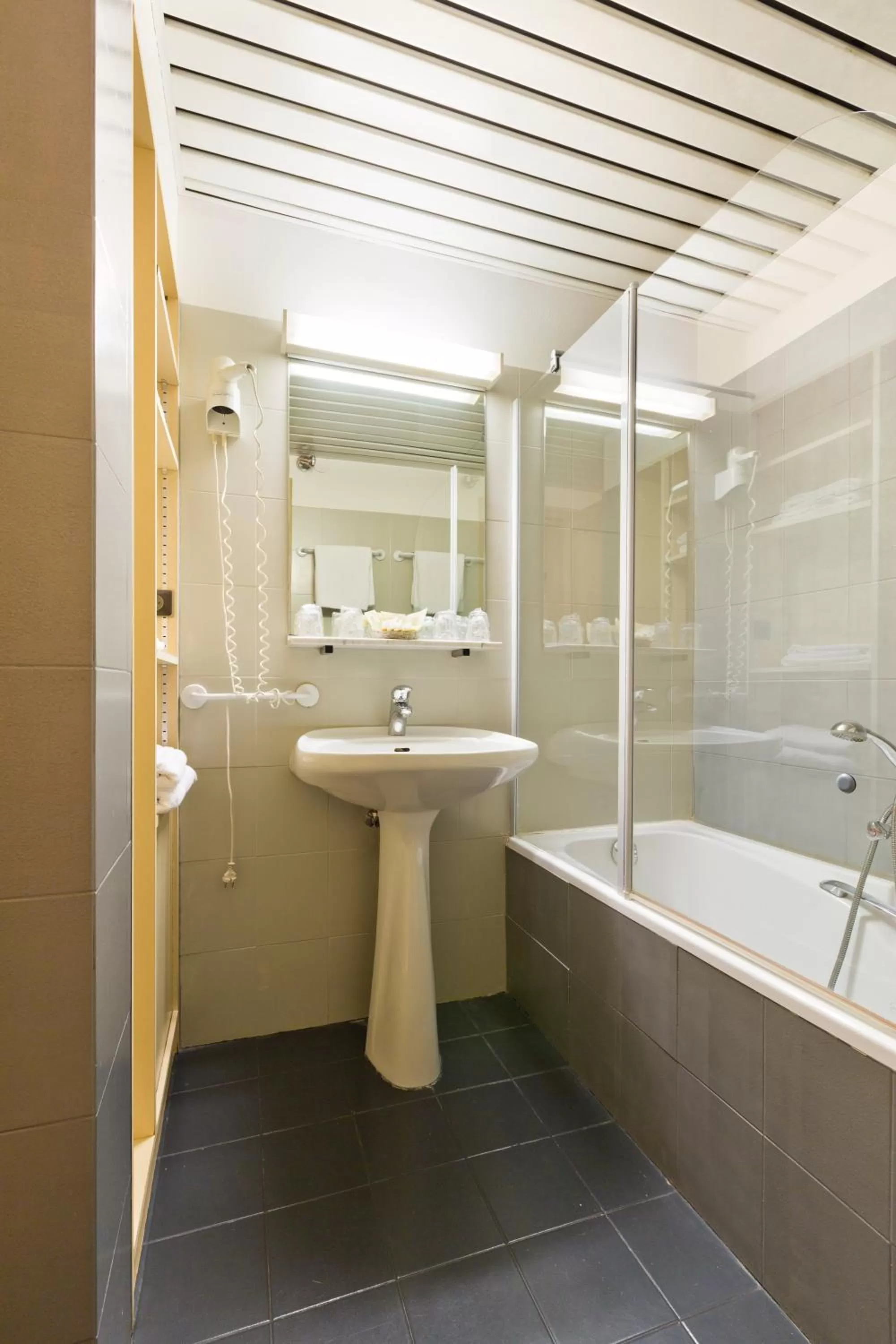 Bathroom in Hôtel La Montagne