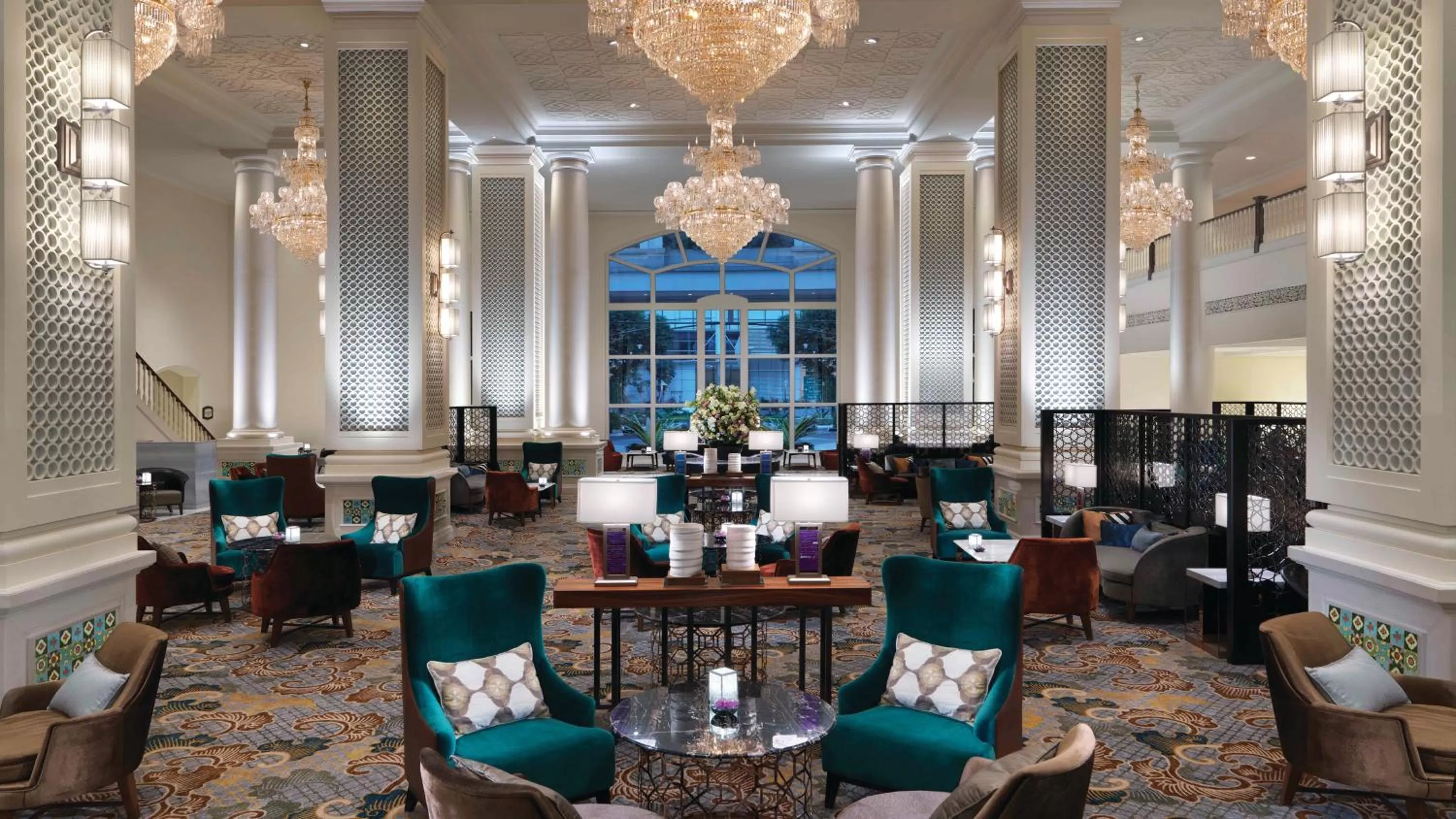 Lounge or bar in InterContinental Singapore by IHG