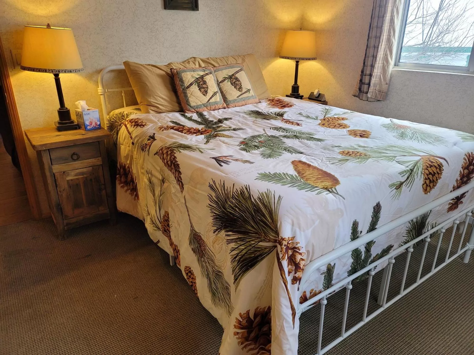 Bedroom, Bed in Hillcrest Suites & Cabins